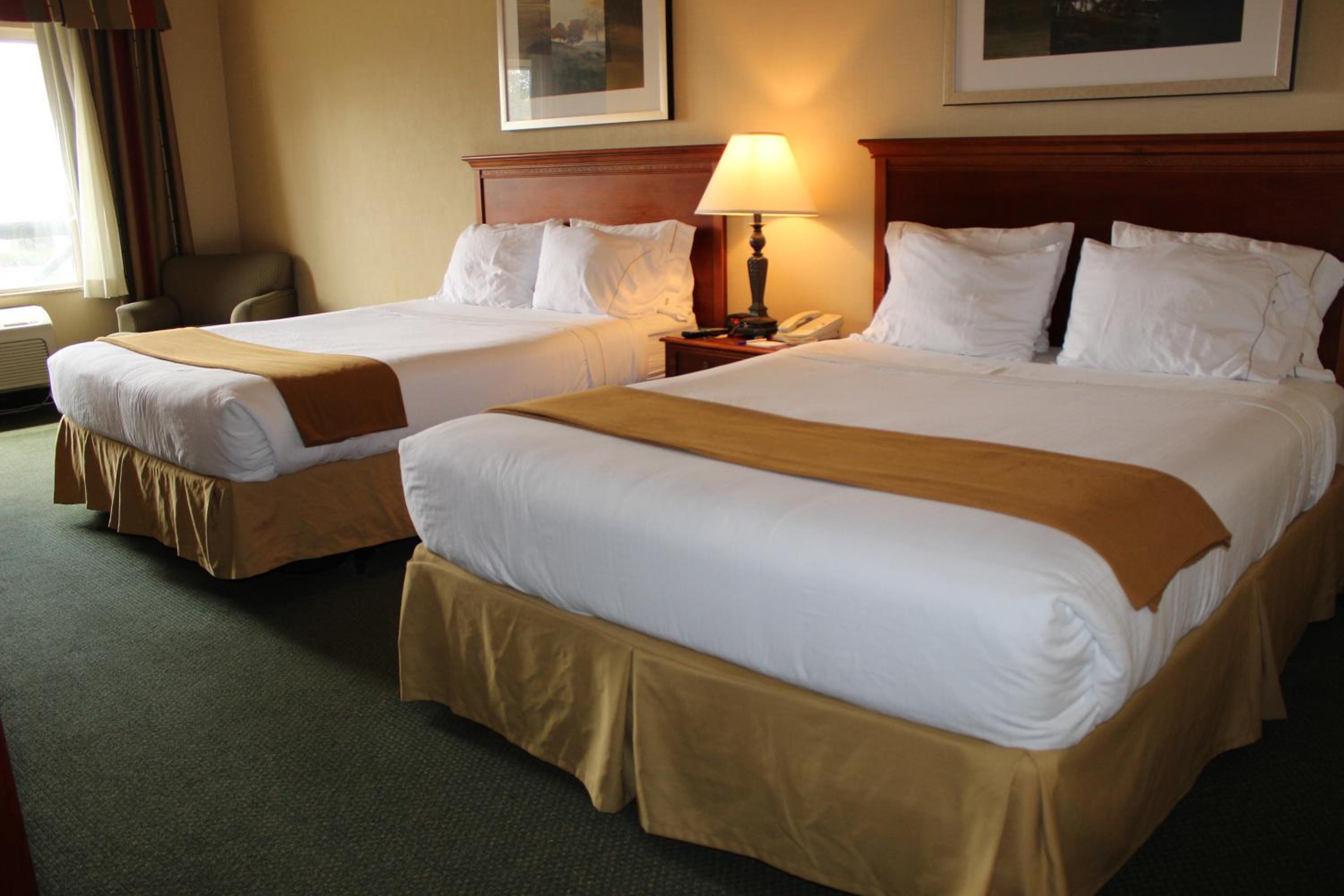 Standard Room with Two Queen Beds - Photo 4