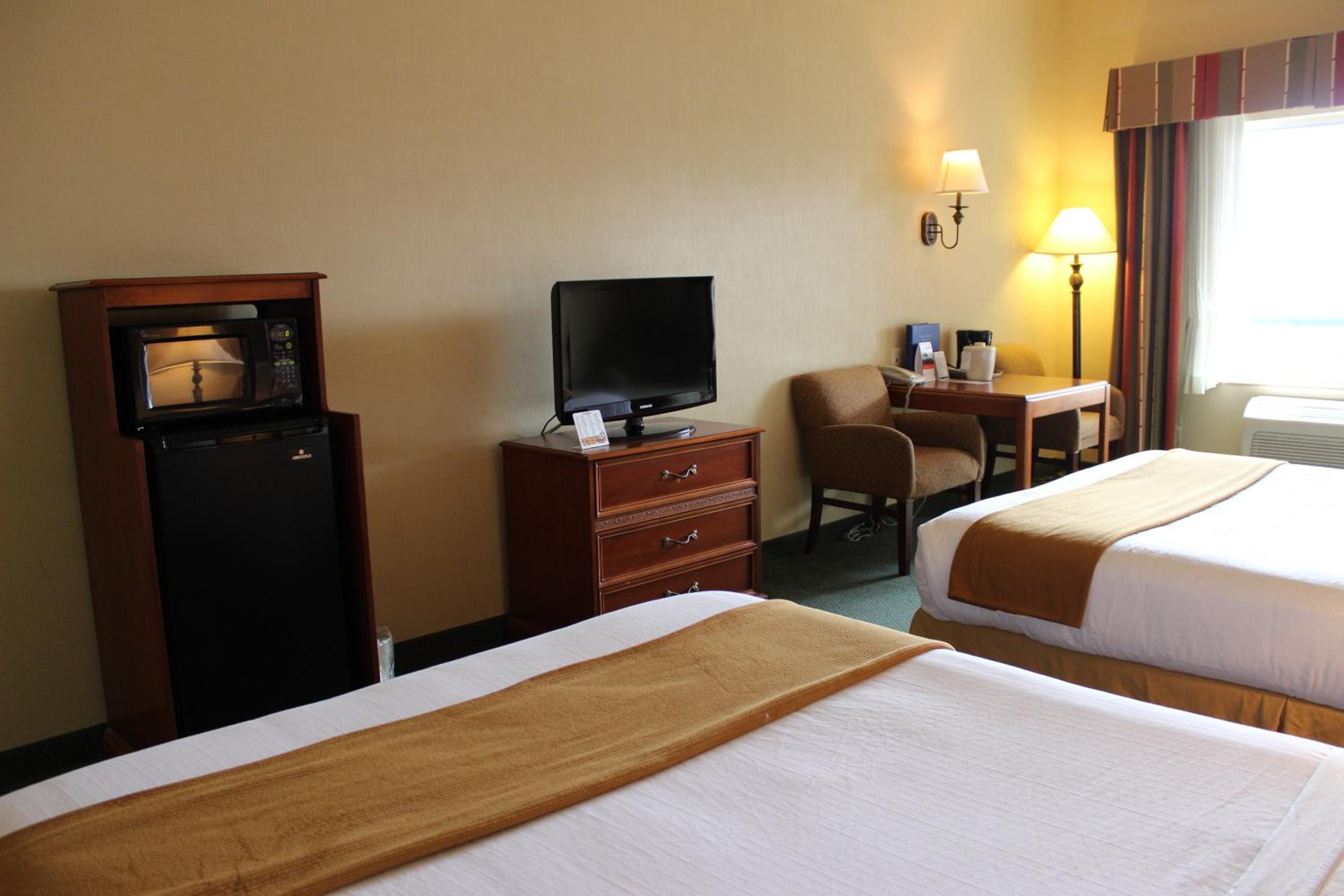 Standard Room with Two Queen Beds - Photo 2