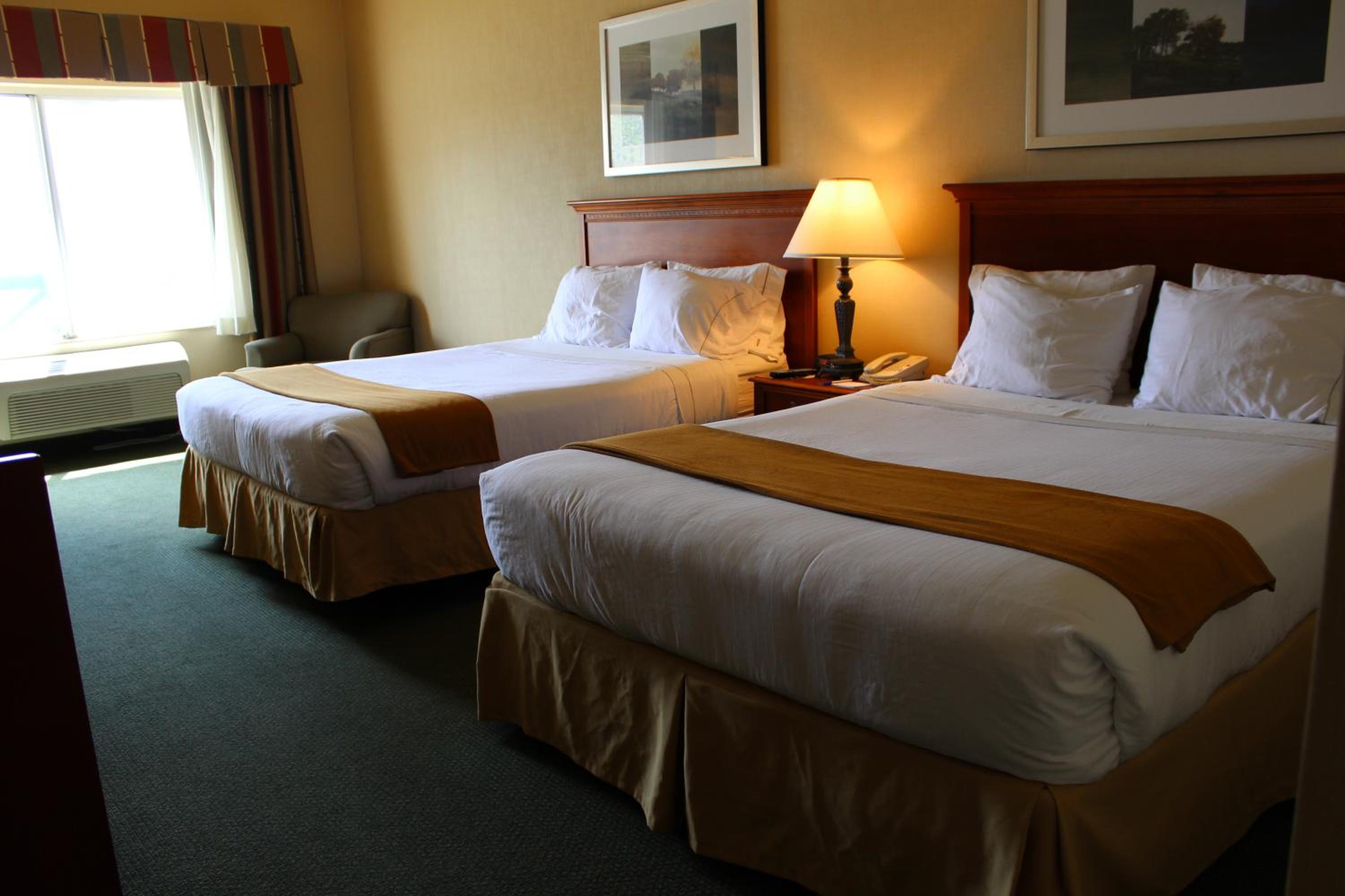 Standard Room with Two Queen Beds - Photo 5