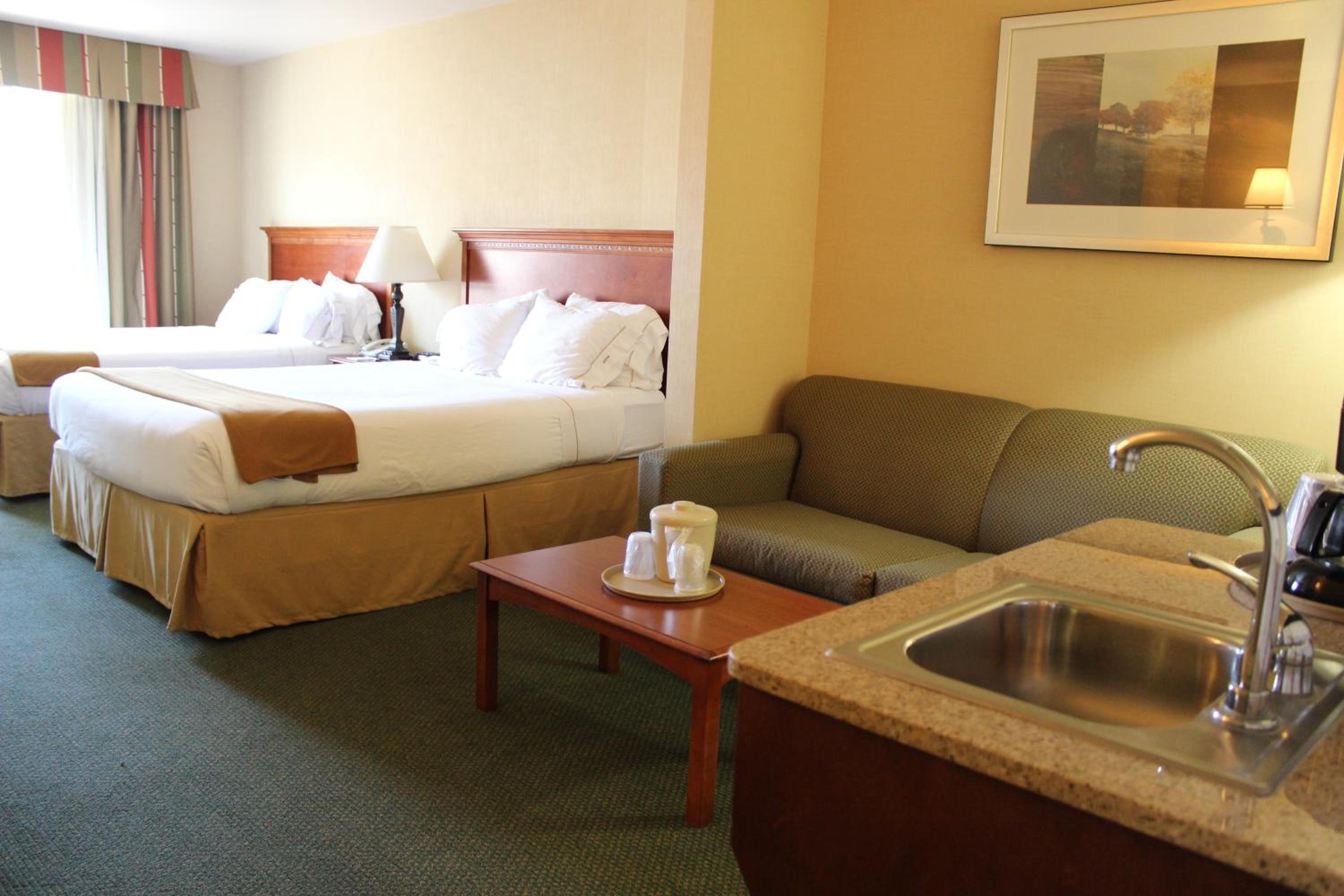 Queen Suite with Two Queen Beds and Sofa Bed - Photo 1