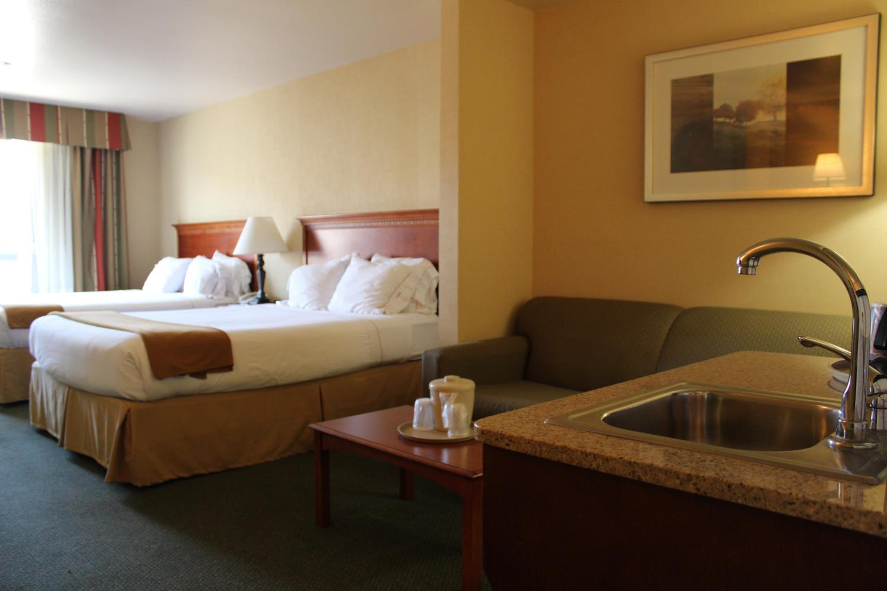 Queen Suite with Two Queen Beds and Sofa Bed - Photo 2