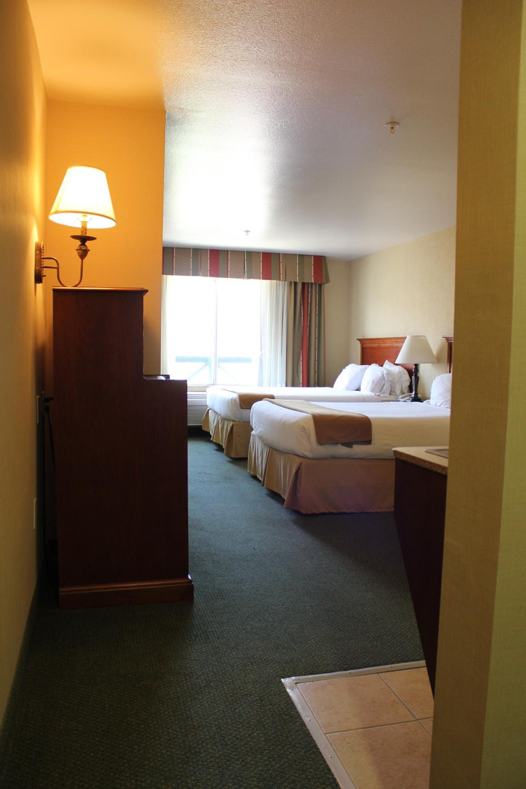 Queen Suite with Two Queen Beds and Sofa Bed - Photo 3