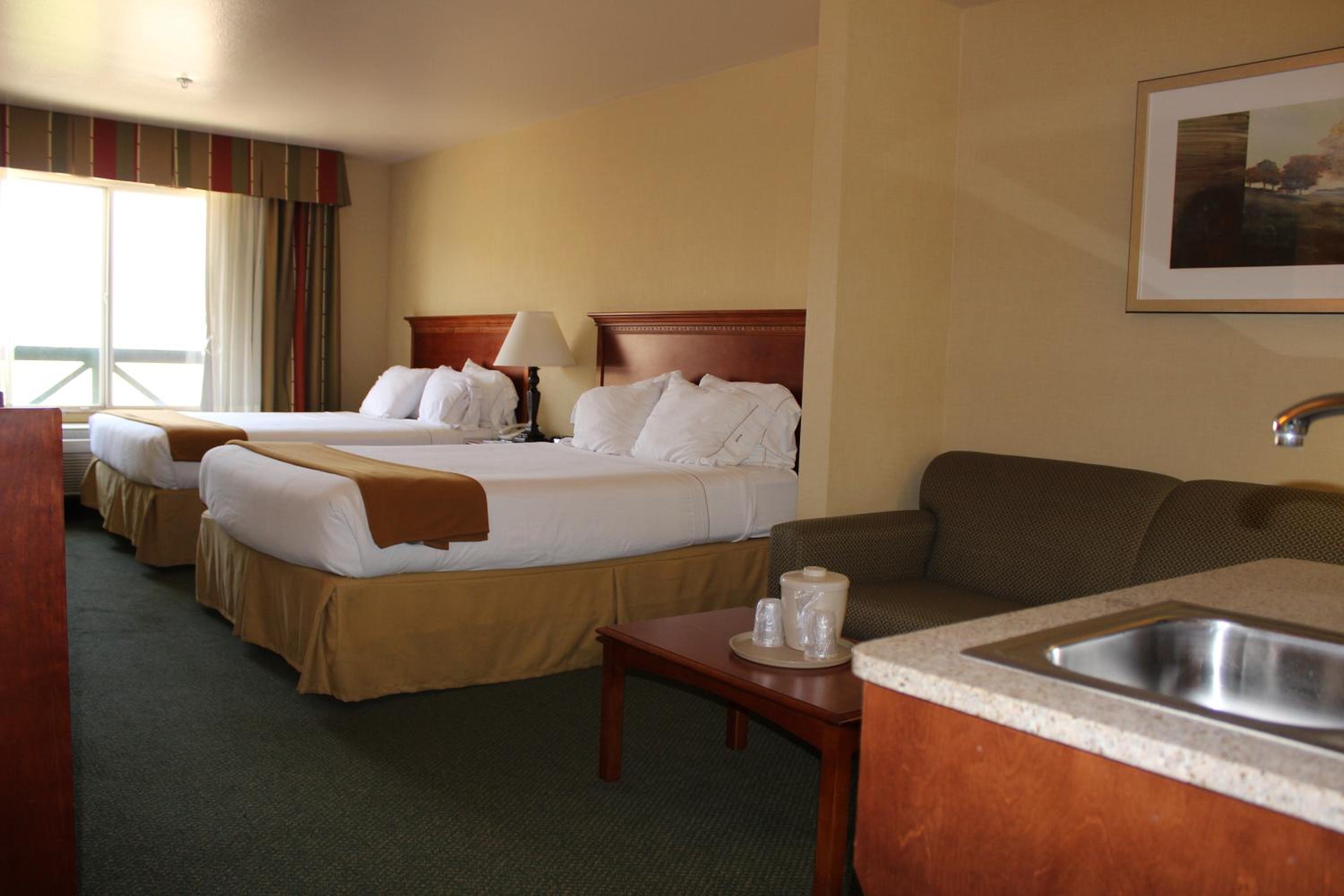 Queen Suite with Two Queen Beds and Sofa Bed - Photo 4
