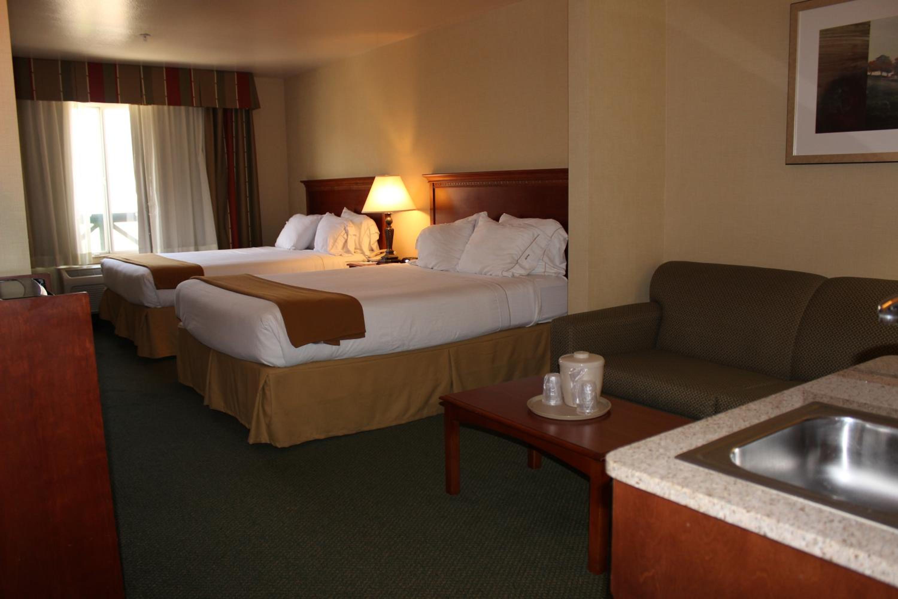Queen Suite with Two Queen Beds and Sofa Bed - Photo 5