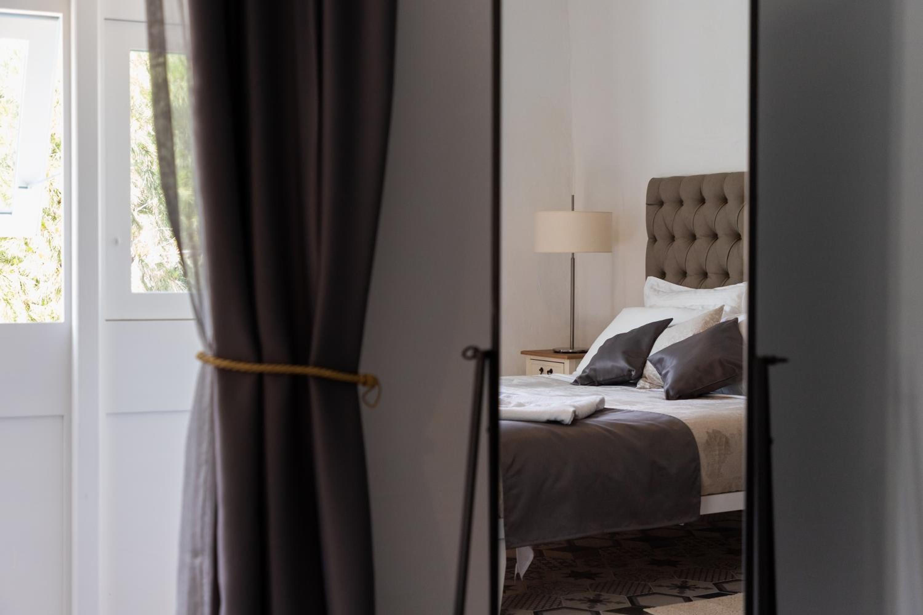 Deluxe Double Room - Photo 8