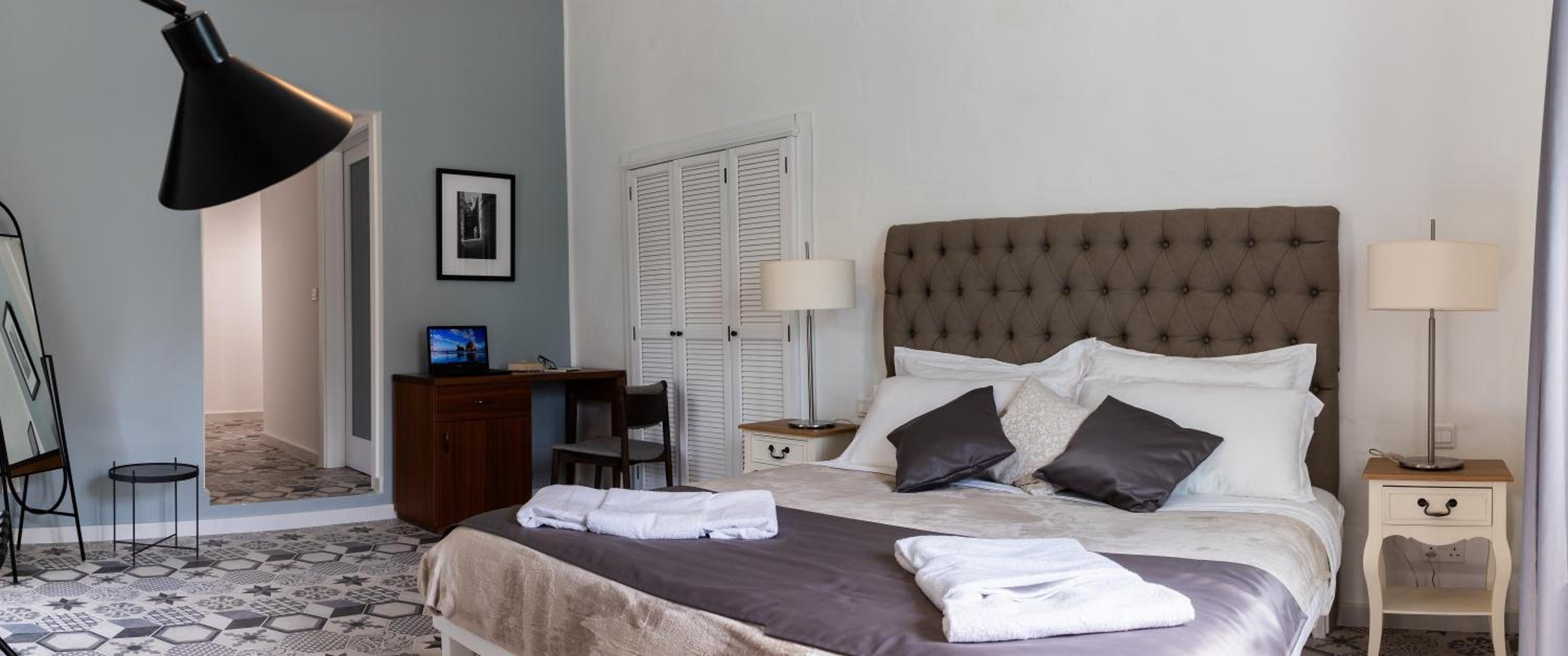Deluxe Double Room - Photo 11