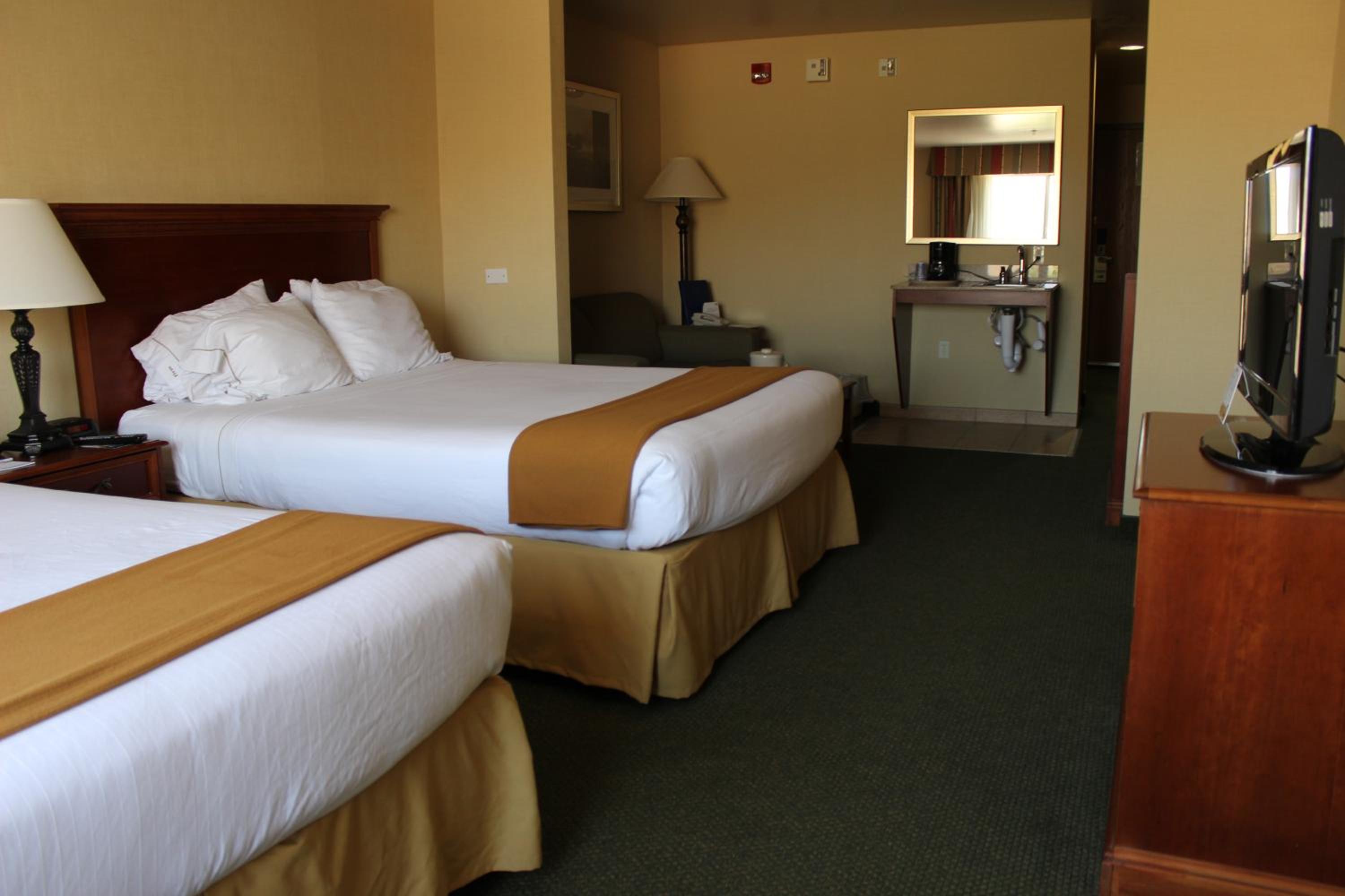 Queen Suite with Two Queen Beds and Sofa Bed - Photo 6