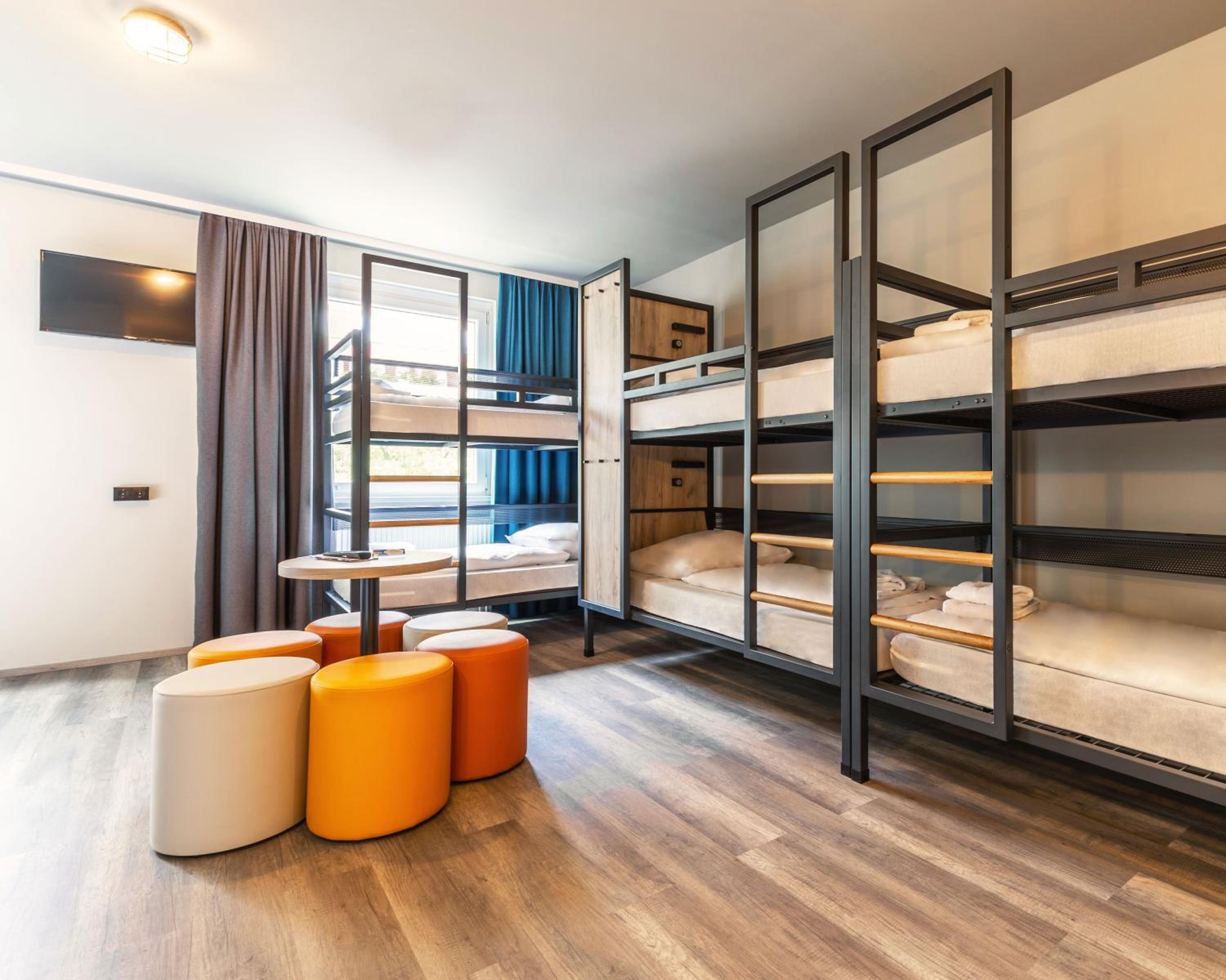 Eight-Bed Room - Photo 4