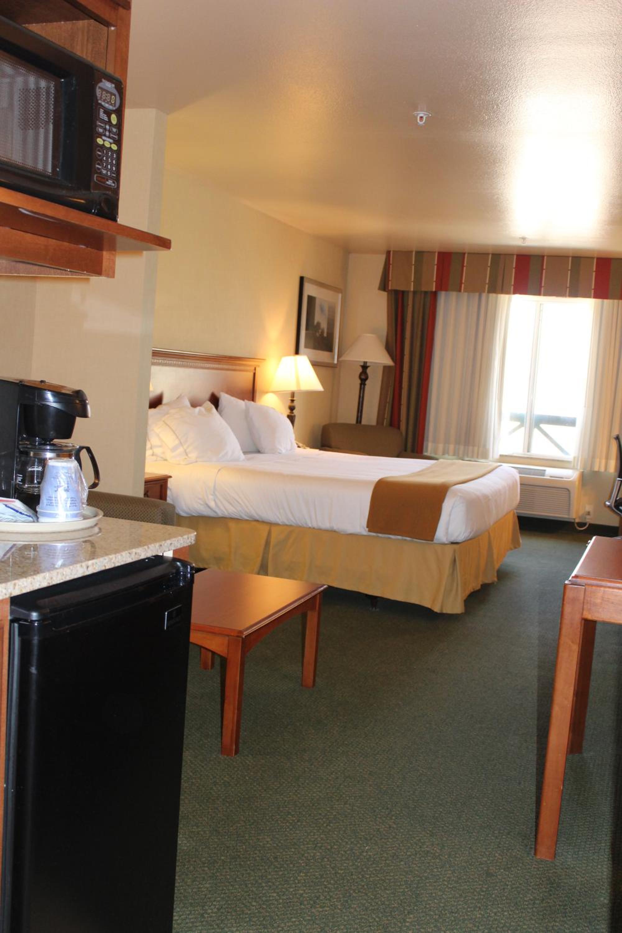 King Suite with Sofa Bed - Photo 4