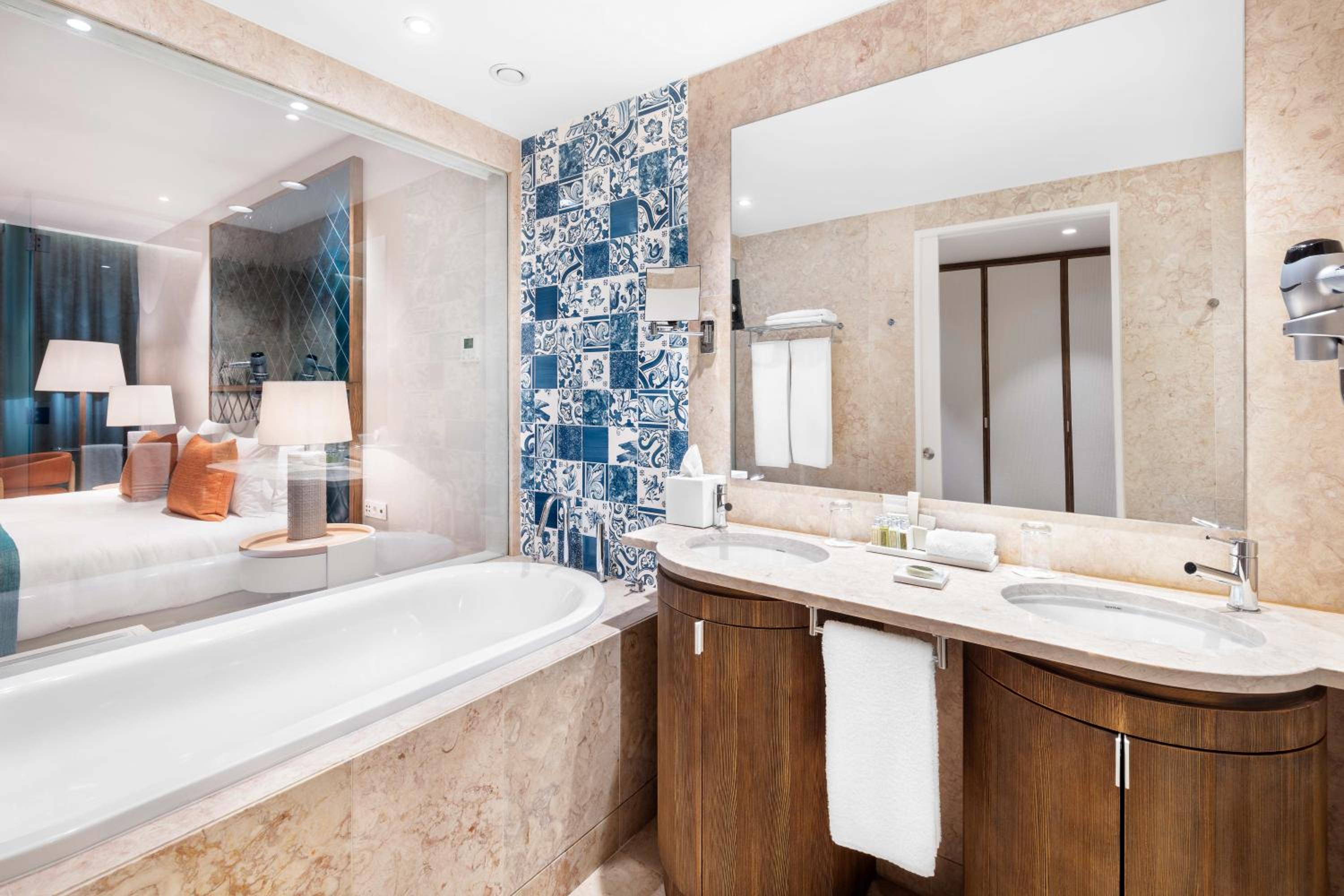 Double or Twin Room with Sea View - Photo 5