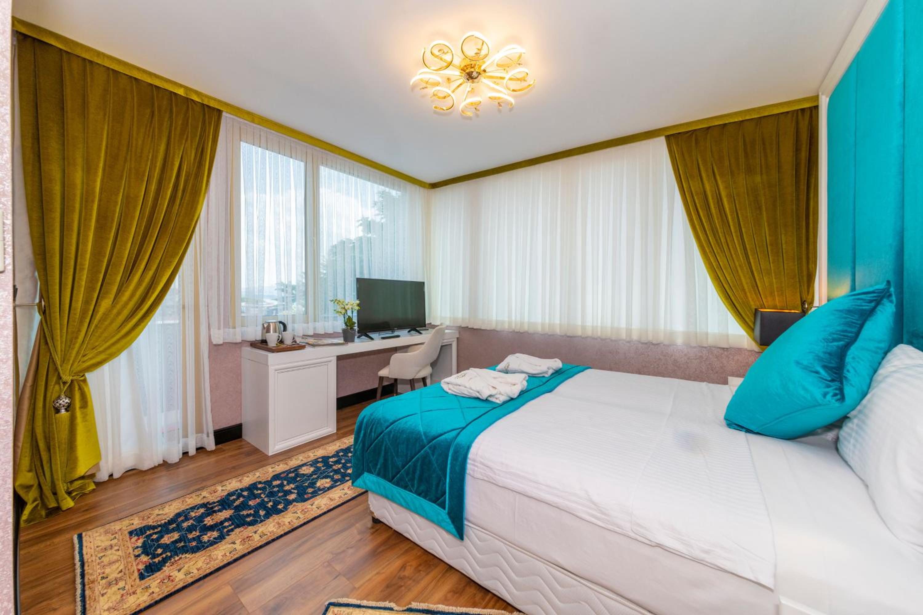 Corner Suite with Balcony photo 2