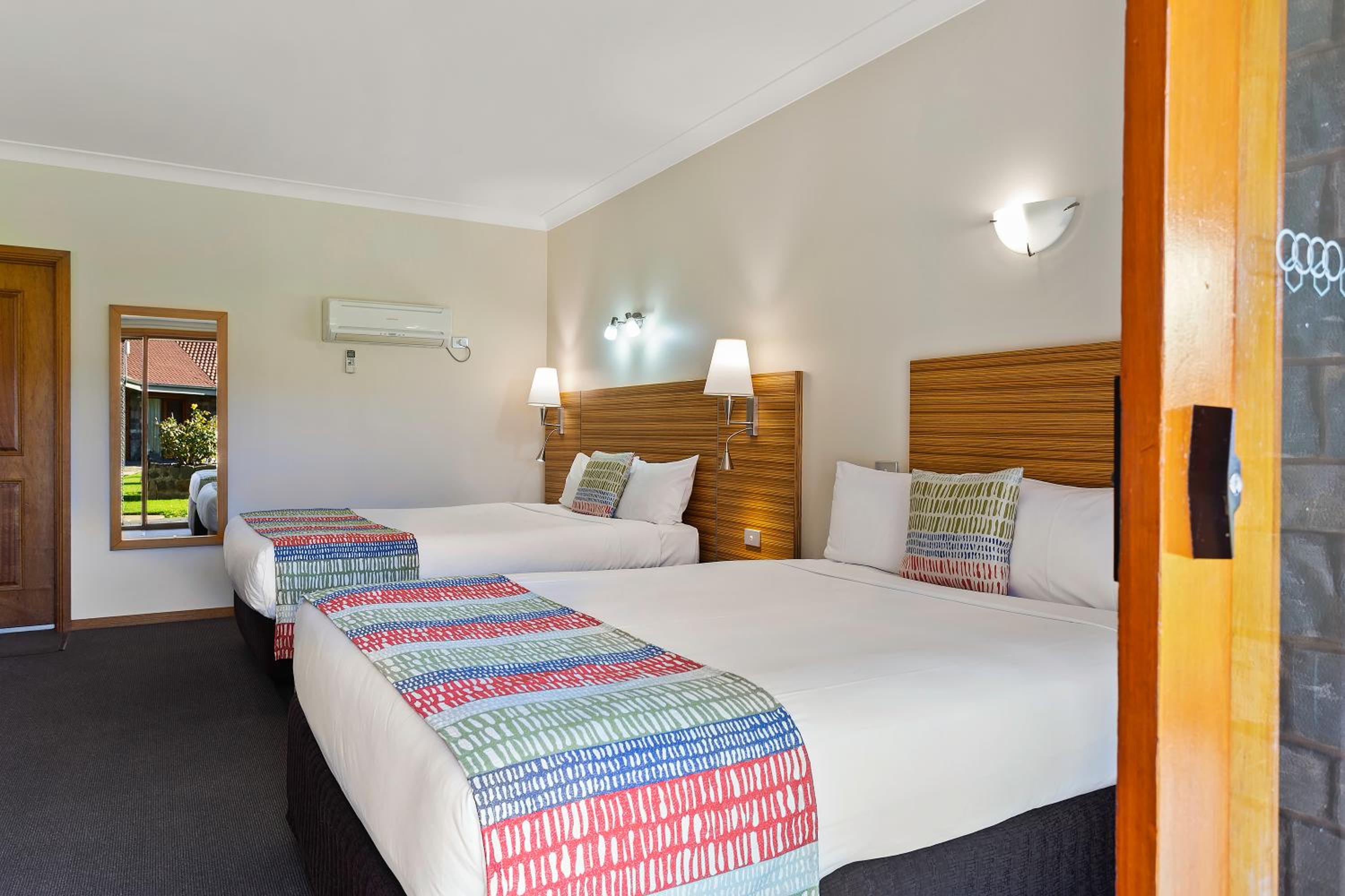 Standard Twin Room - Photo 4