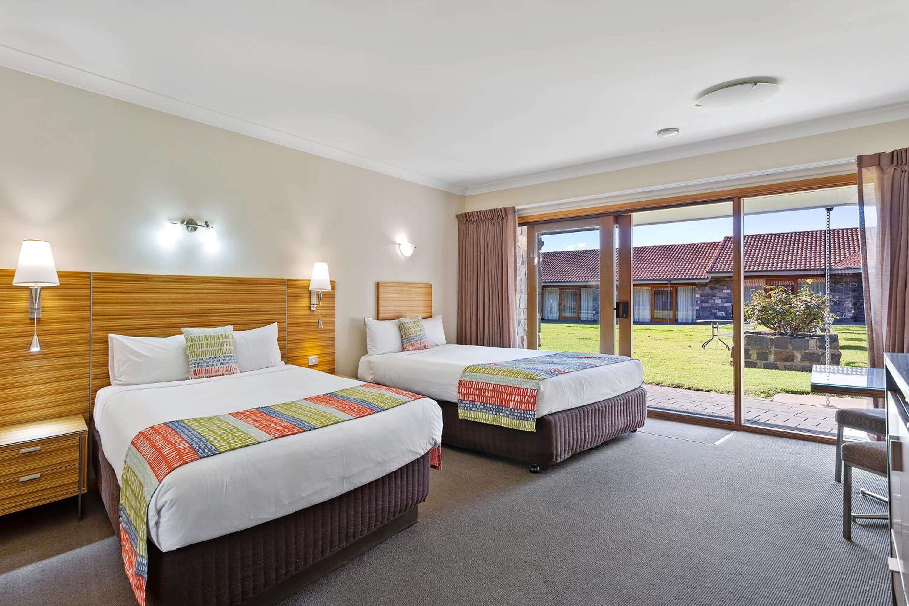 Standard Twin Room - Photo 3