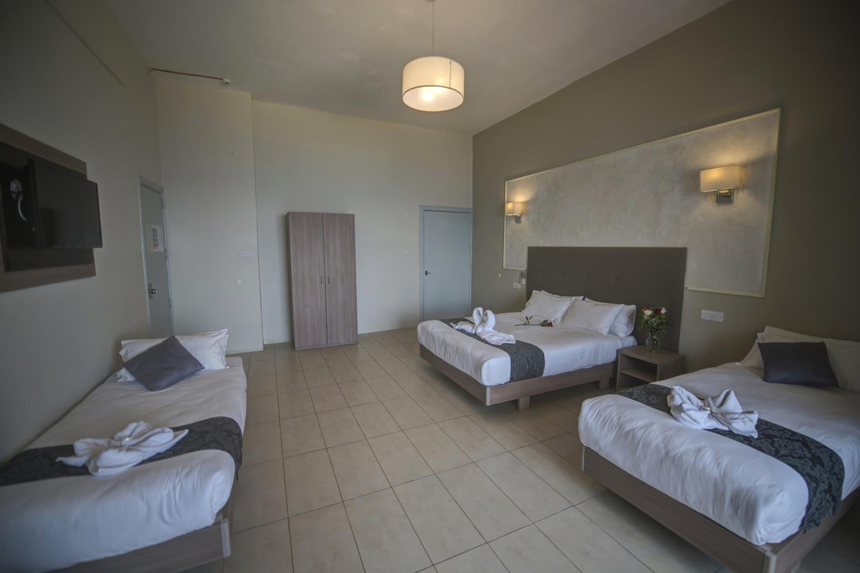 Quadruple Room - Photo 2