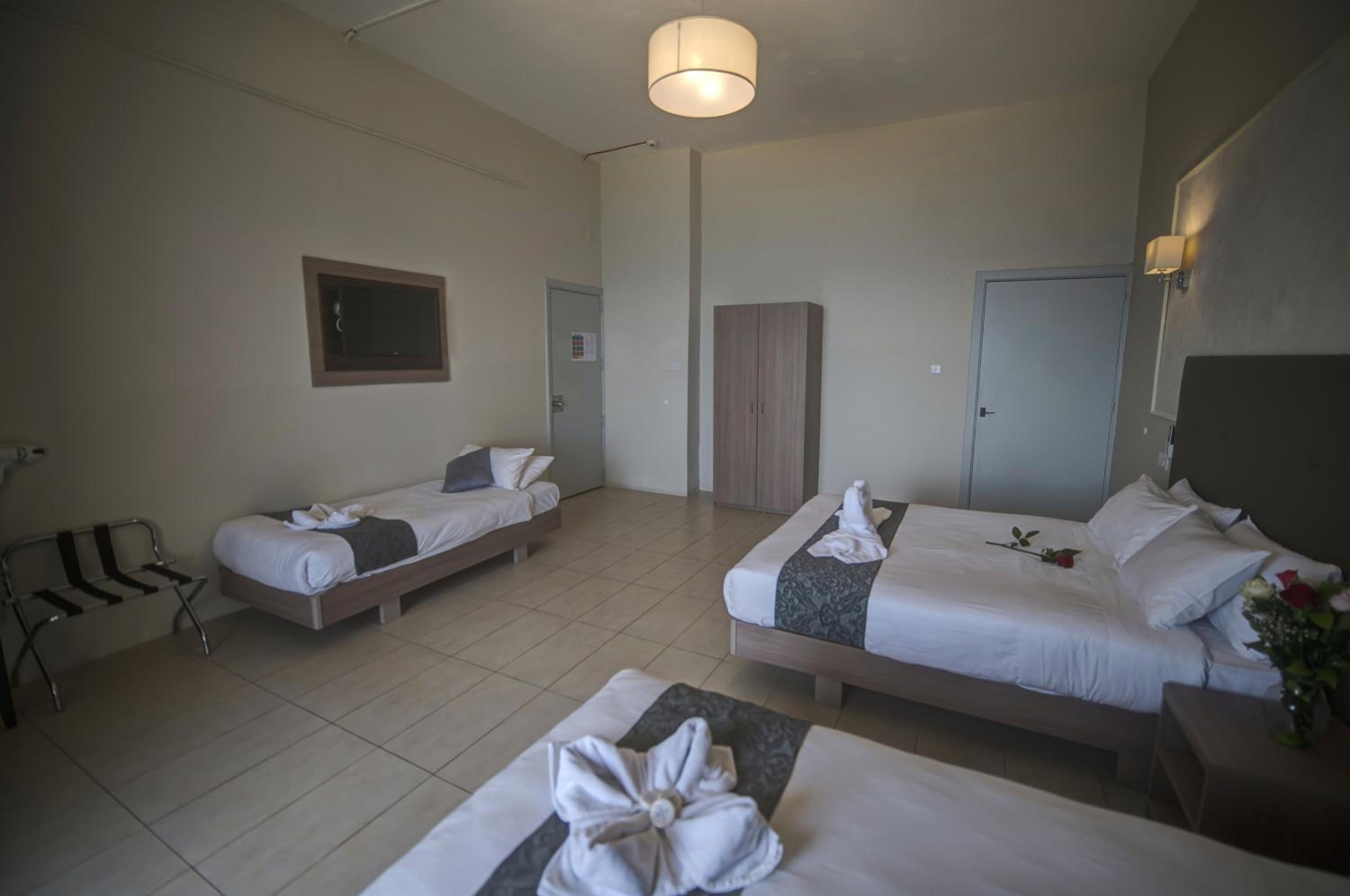 Quadruple Room - Photo 3