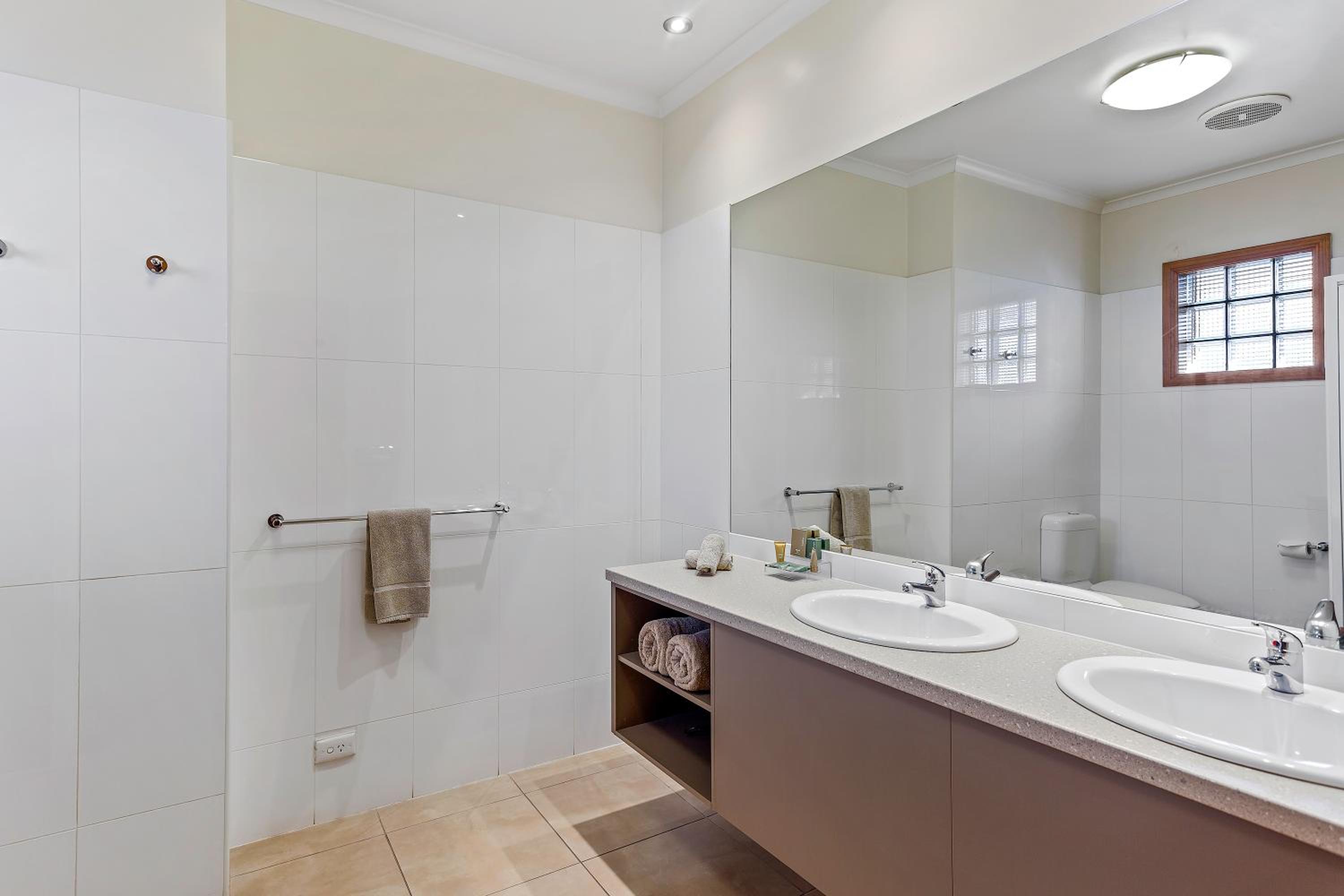 Standard Twin Room - Photo 7