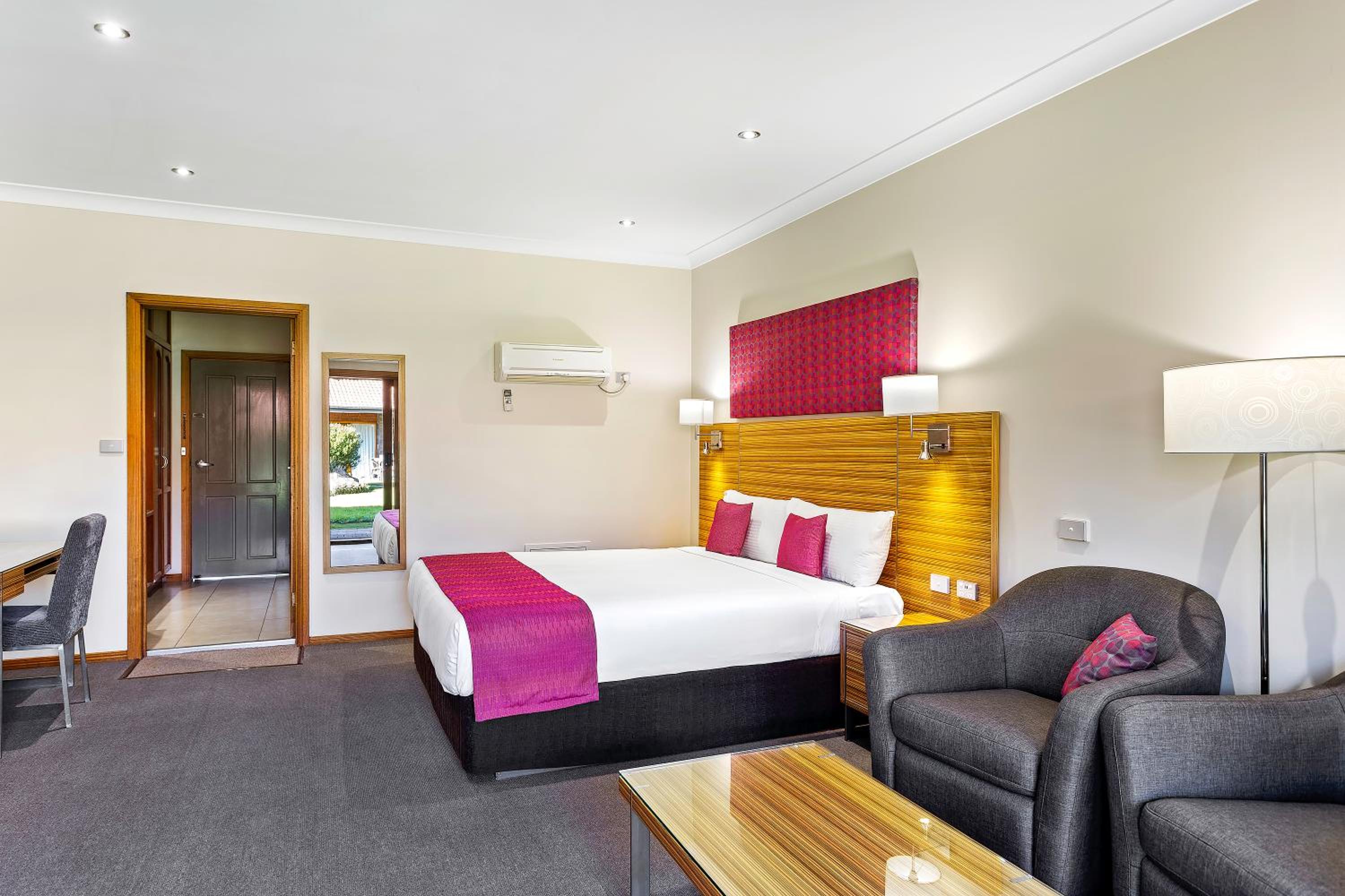 King Room with Garden View - Photo 9