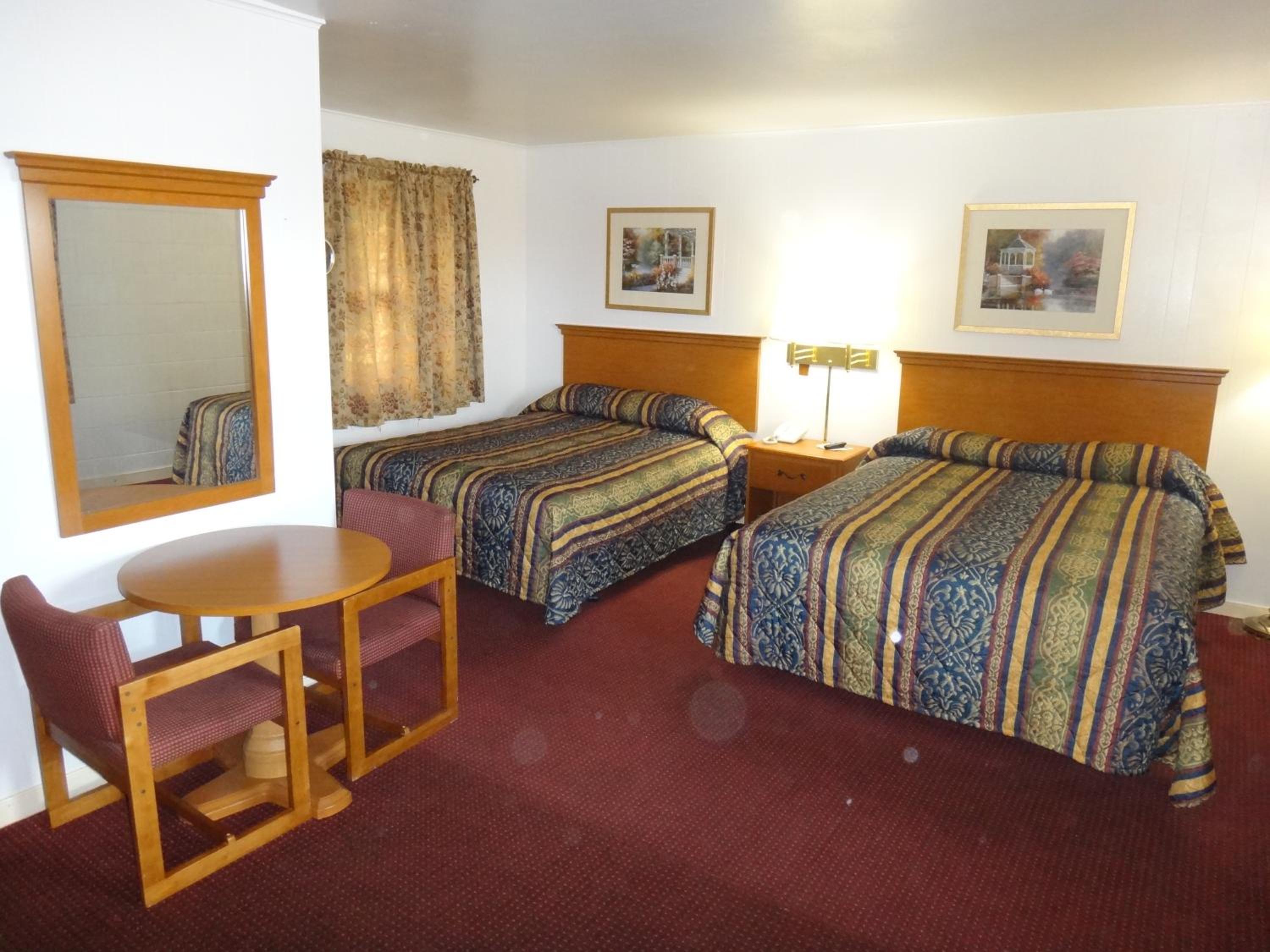 Queen Room with Two Queen Beds - Photo 2