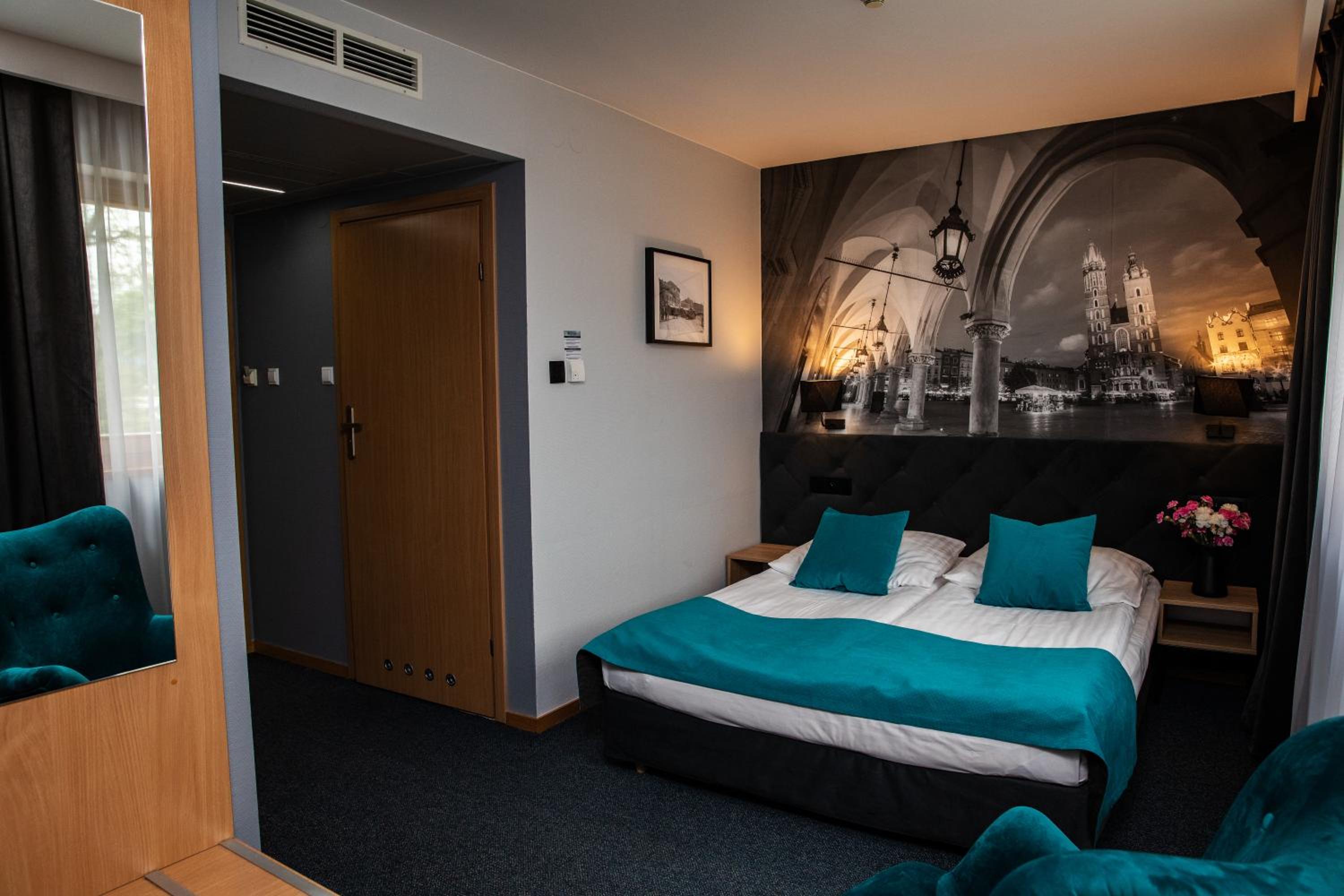 Double Room with Side River View - Photo 7