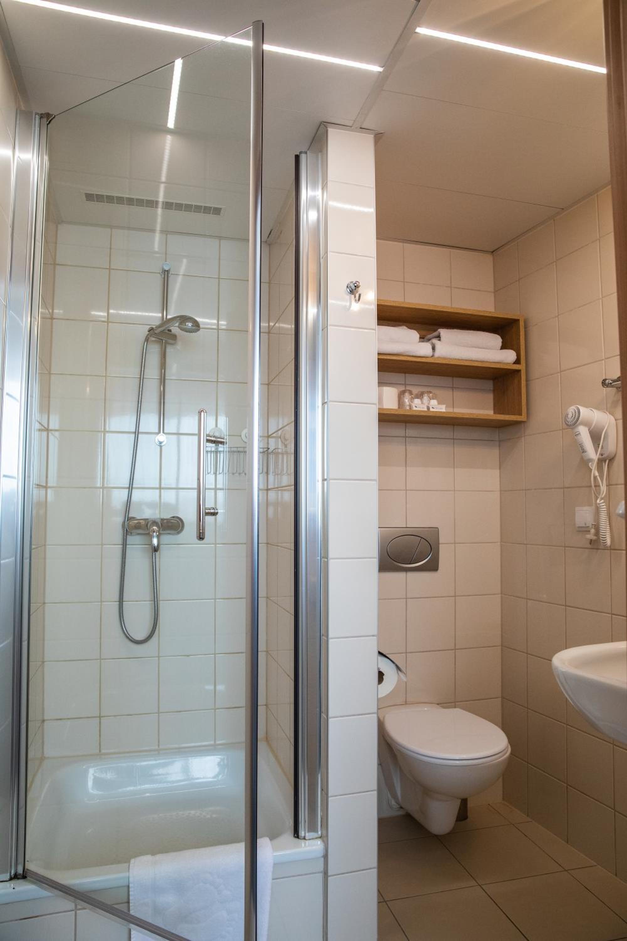 Standard Twin Room - Photo 7
