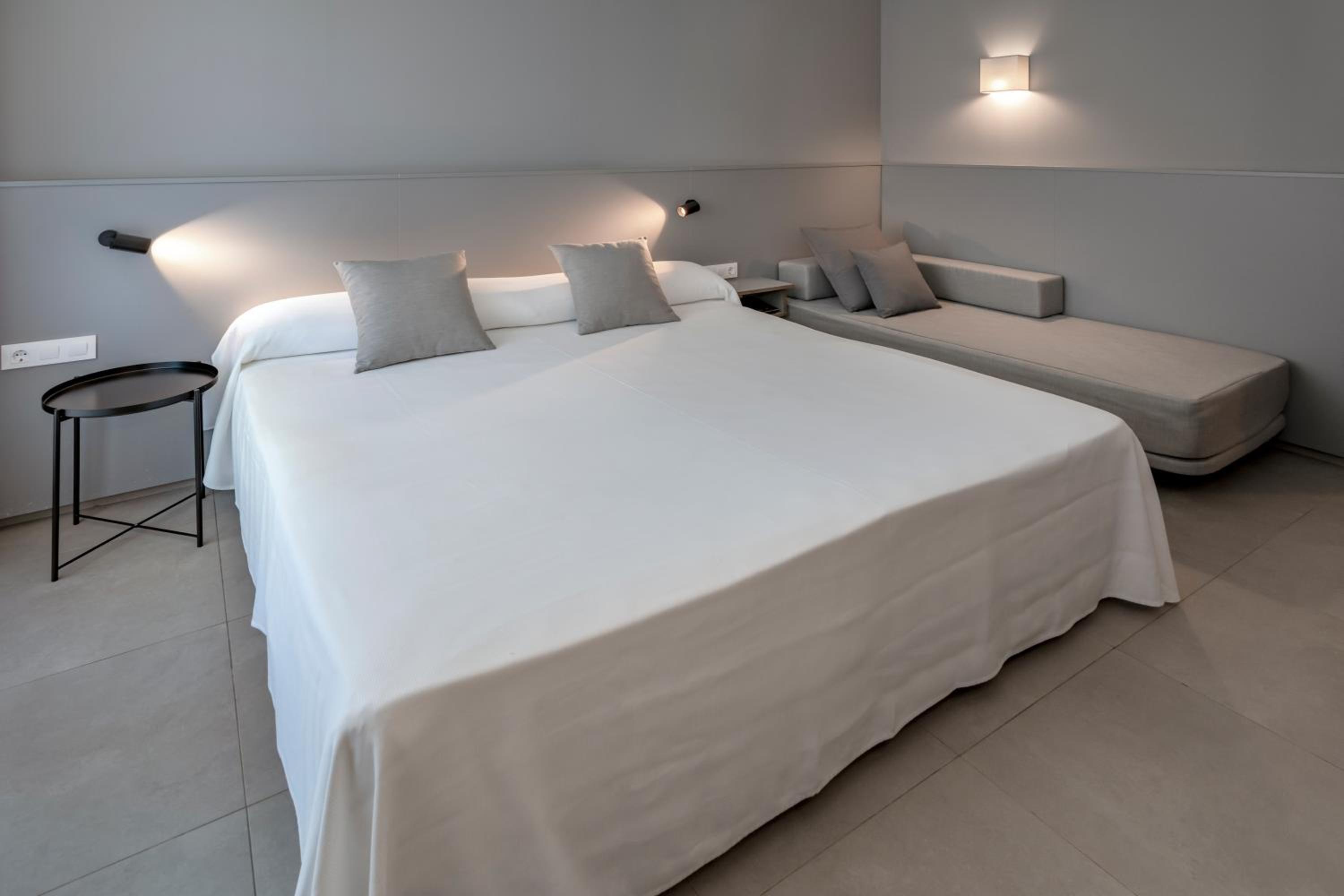 Superior Double or Twin Room with Terrace (3 Adults) - Photo 11