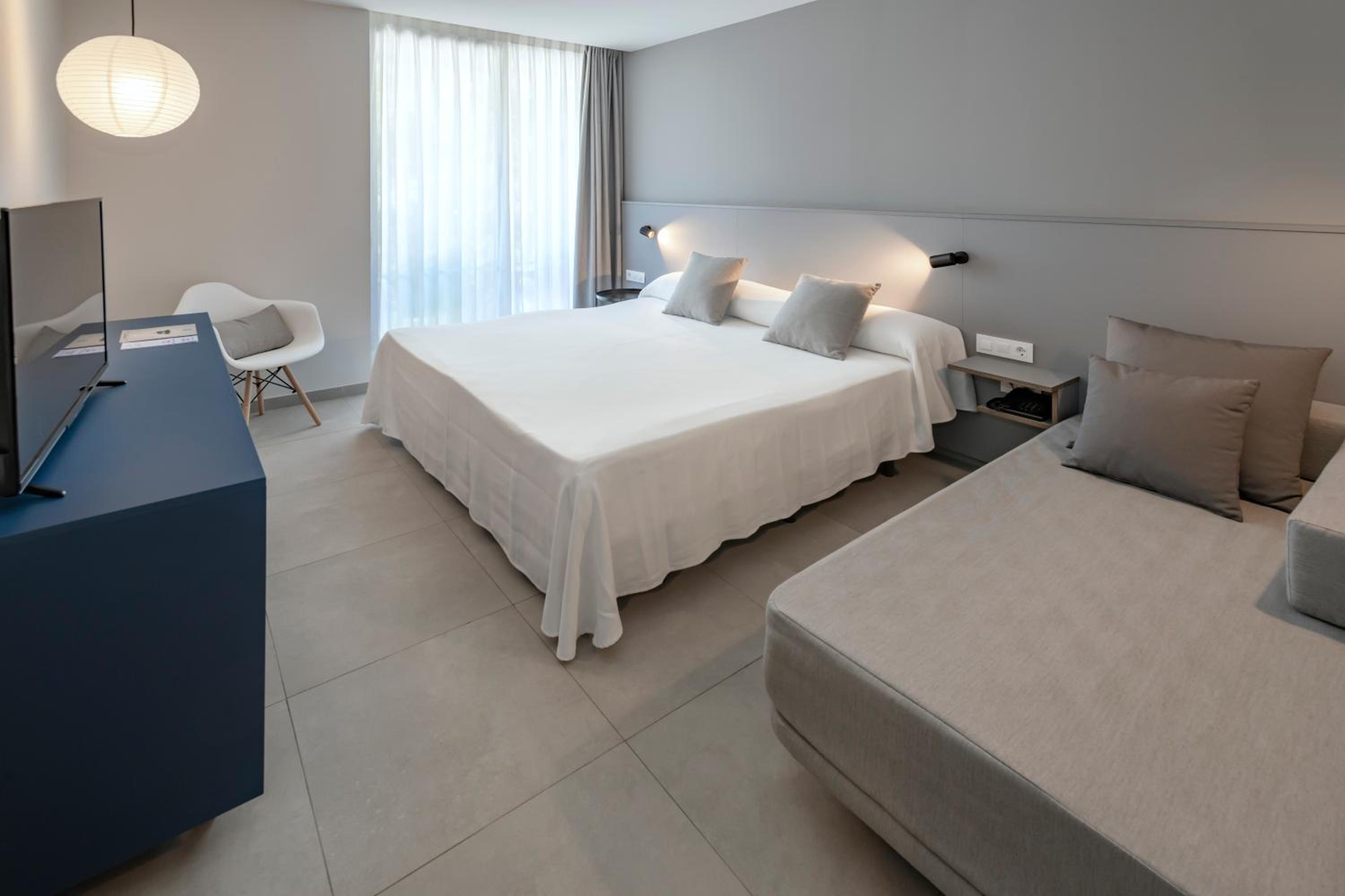 Superior Double or Twin Room with Terrace (3 Adults) - Photo 12