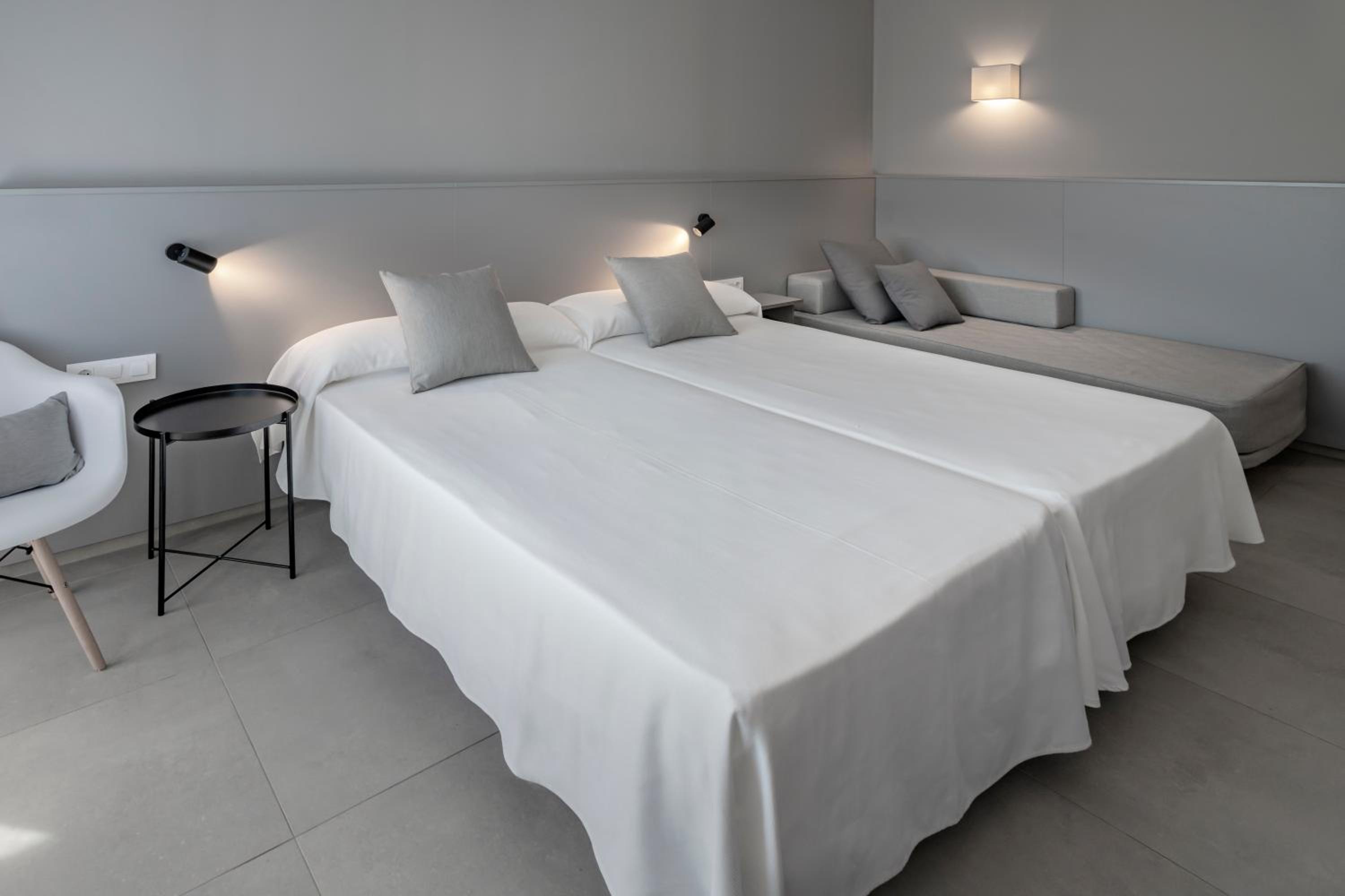 Superior Double or Twin Room with Terrace (3 Adults) - Photo 13