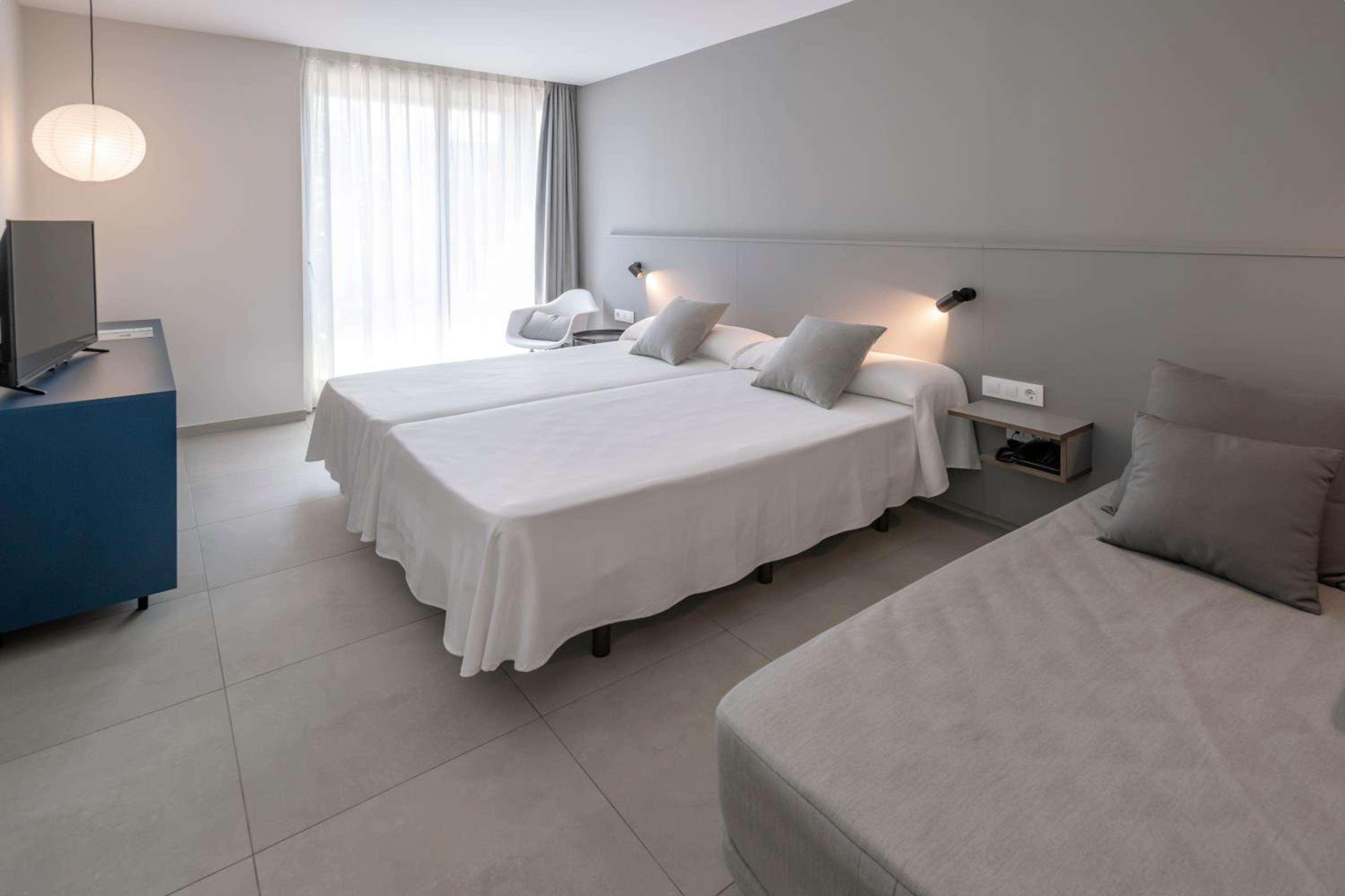 Superior Double or Twin Room with Terrace (3 Adults) - Photo 14