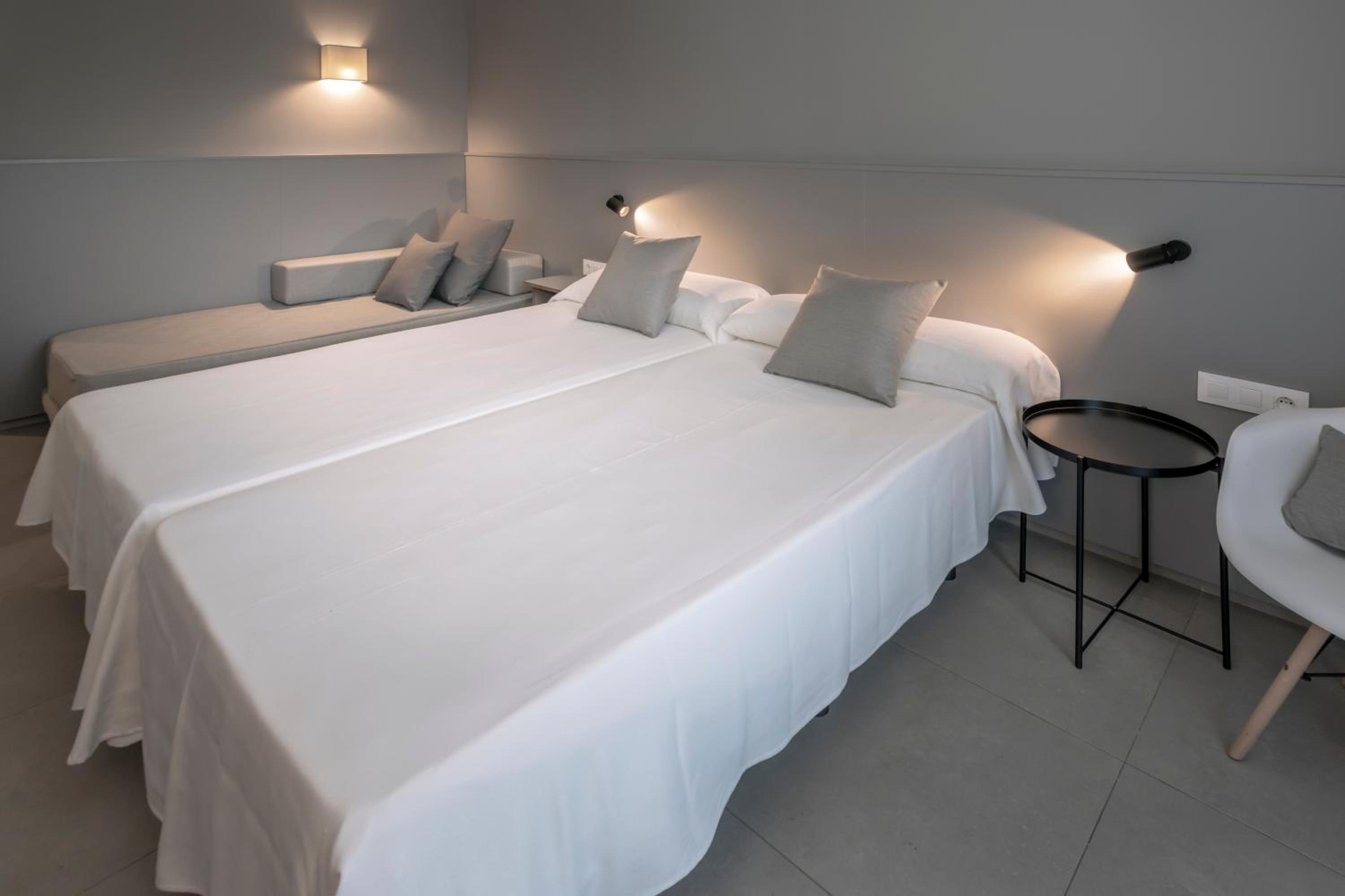 Superior Double or Twin Room with Terrace (3 Adults) - Photo 15