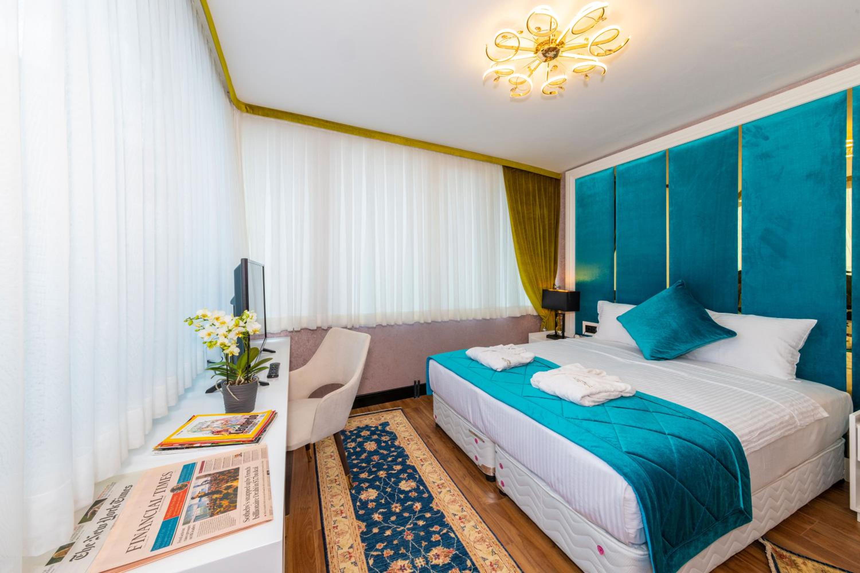 Corner Suite with Balcony photo 3