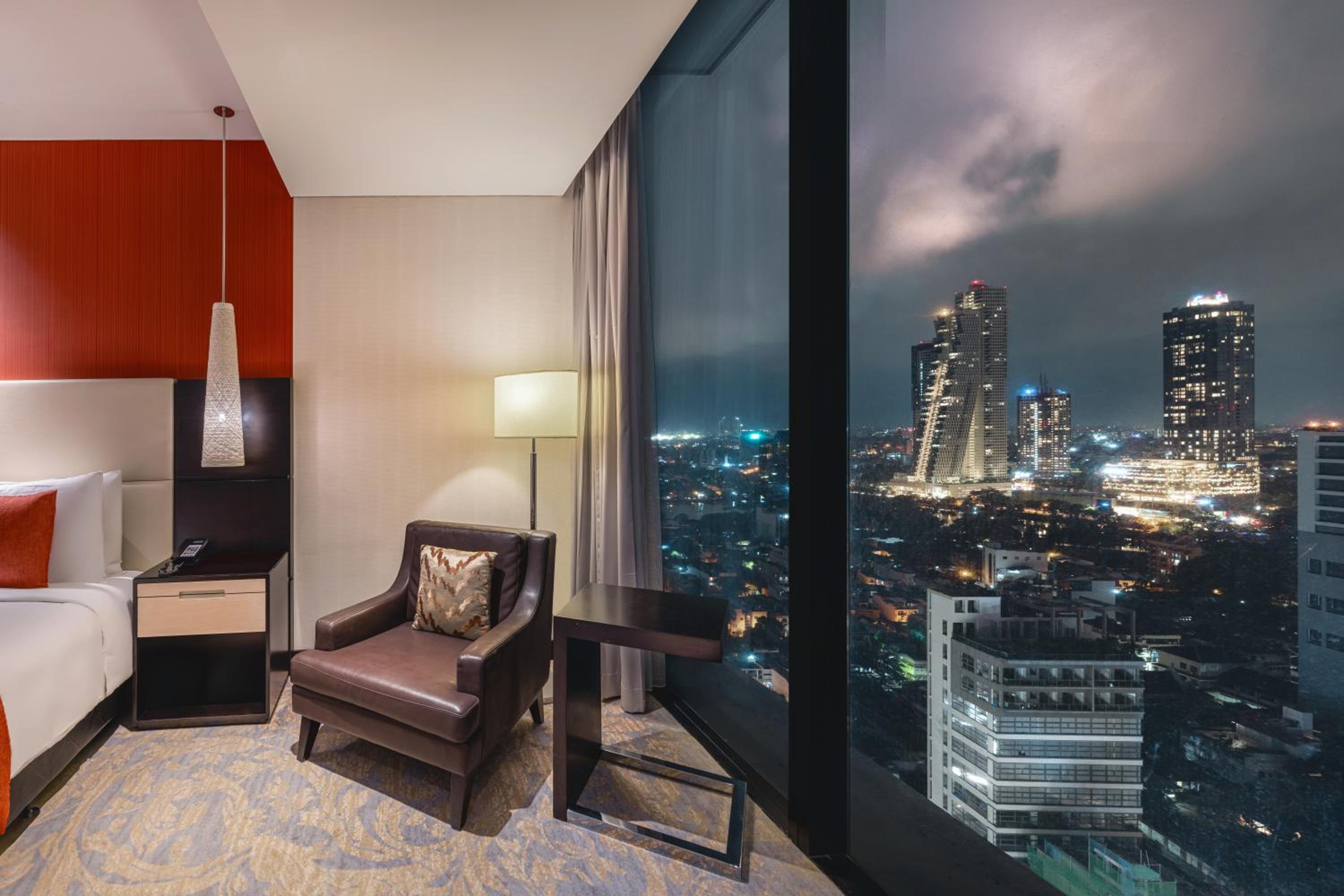Superior King Room with City View