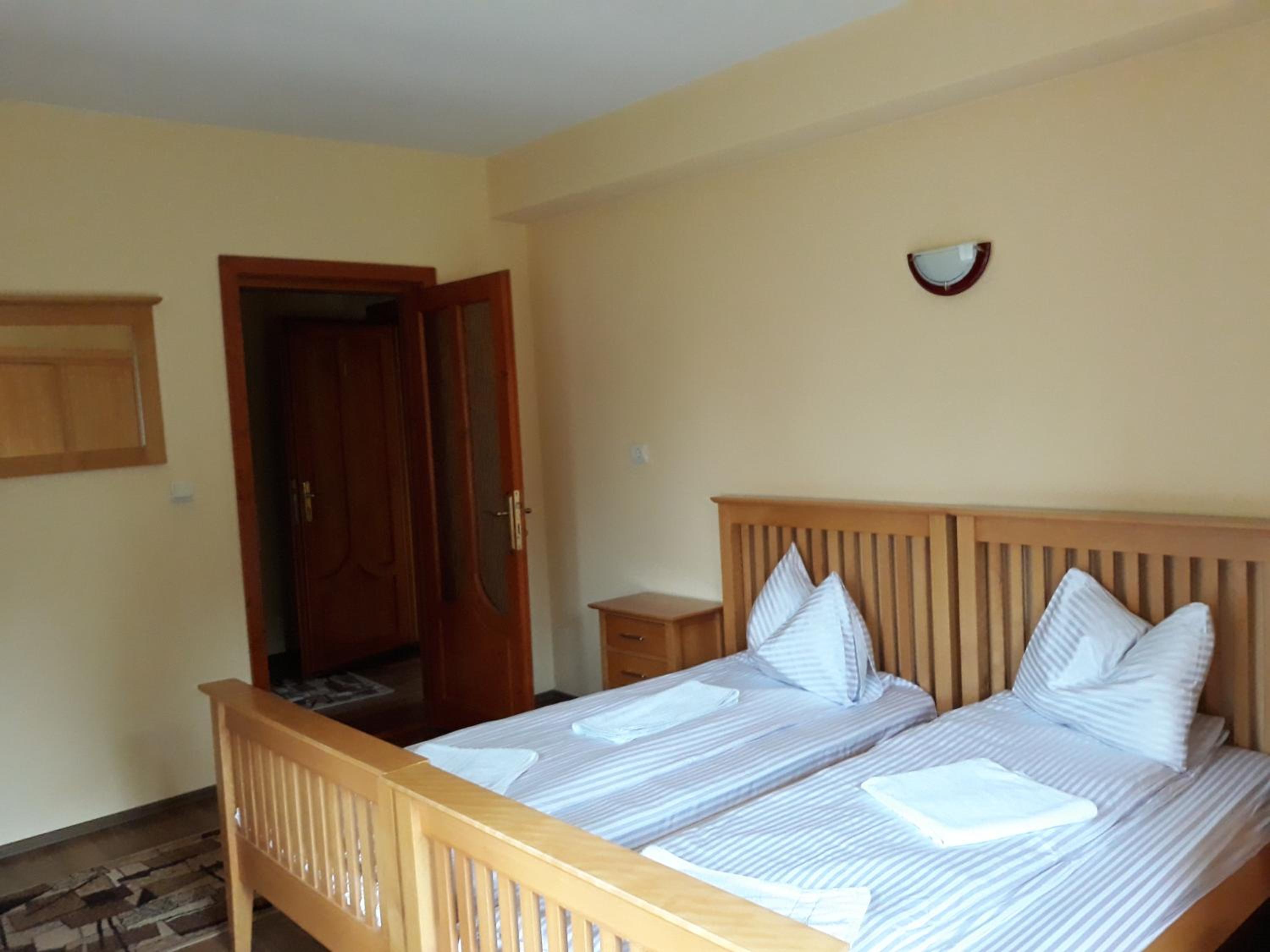Twin Room with Bathroom - Photo 1