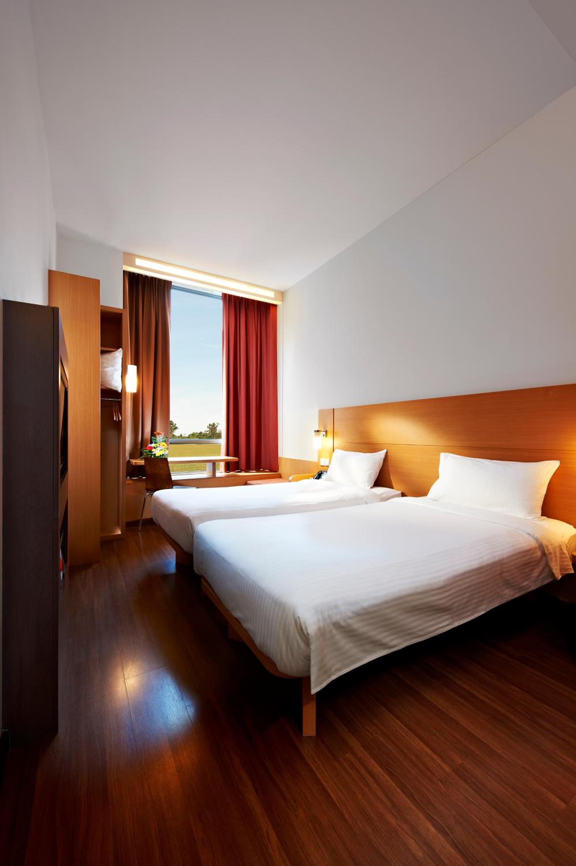 Standard Twin Room with 2 Single Beds photo 2