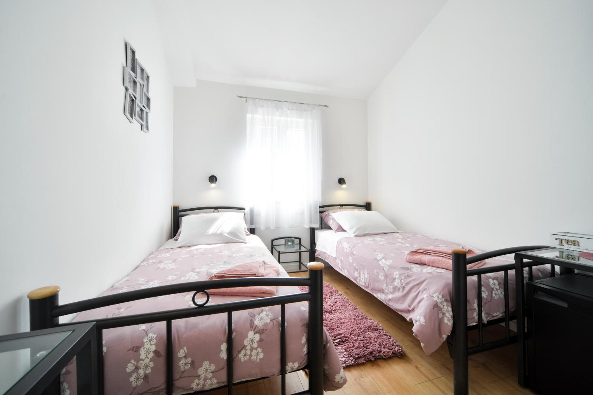 Twin Room with Bathroom - Photo 1