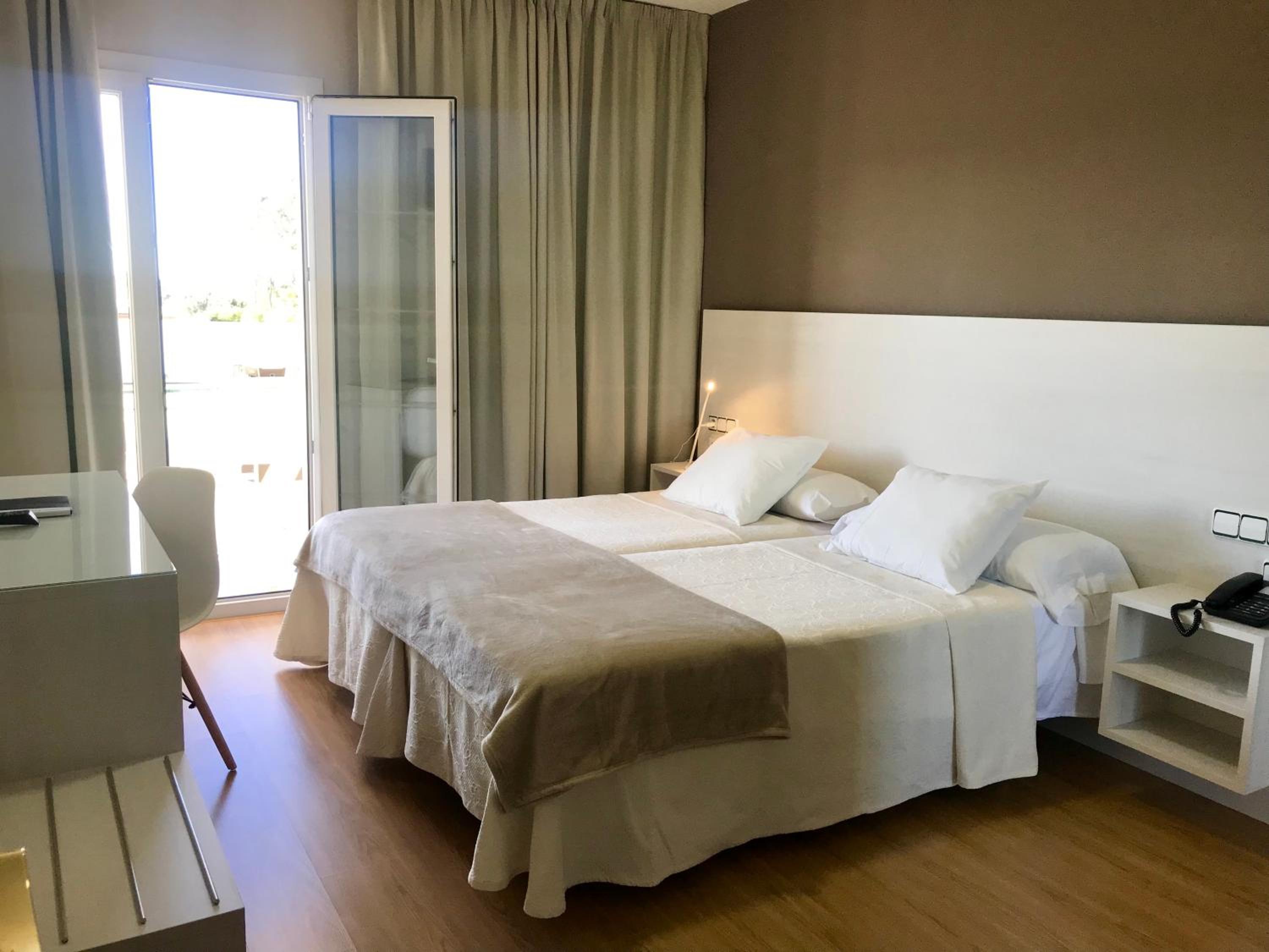 Twin Room with Spa Access - Photo 1