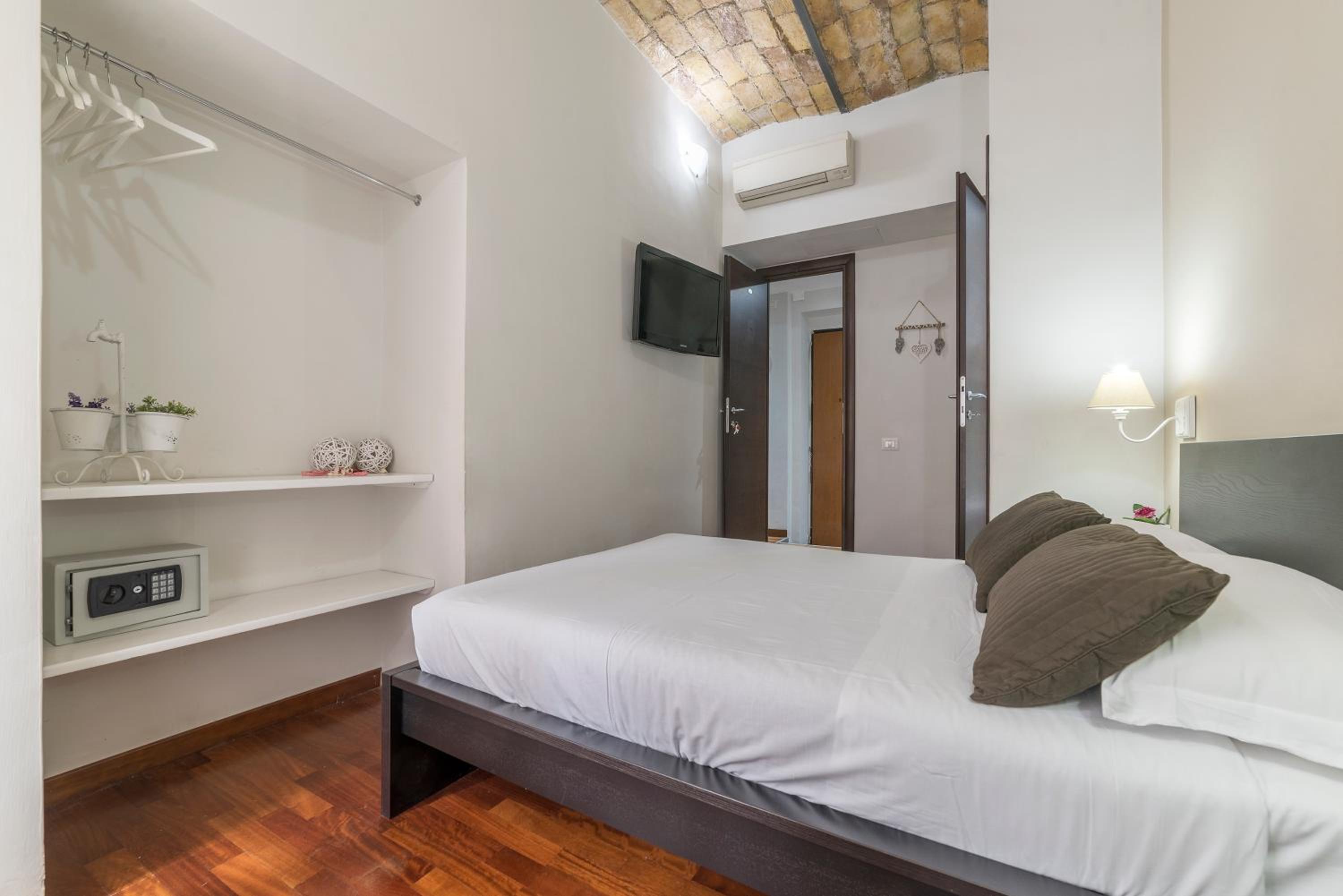 Economy Double Room photo 1