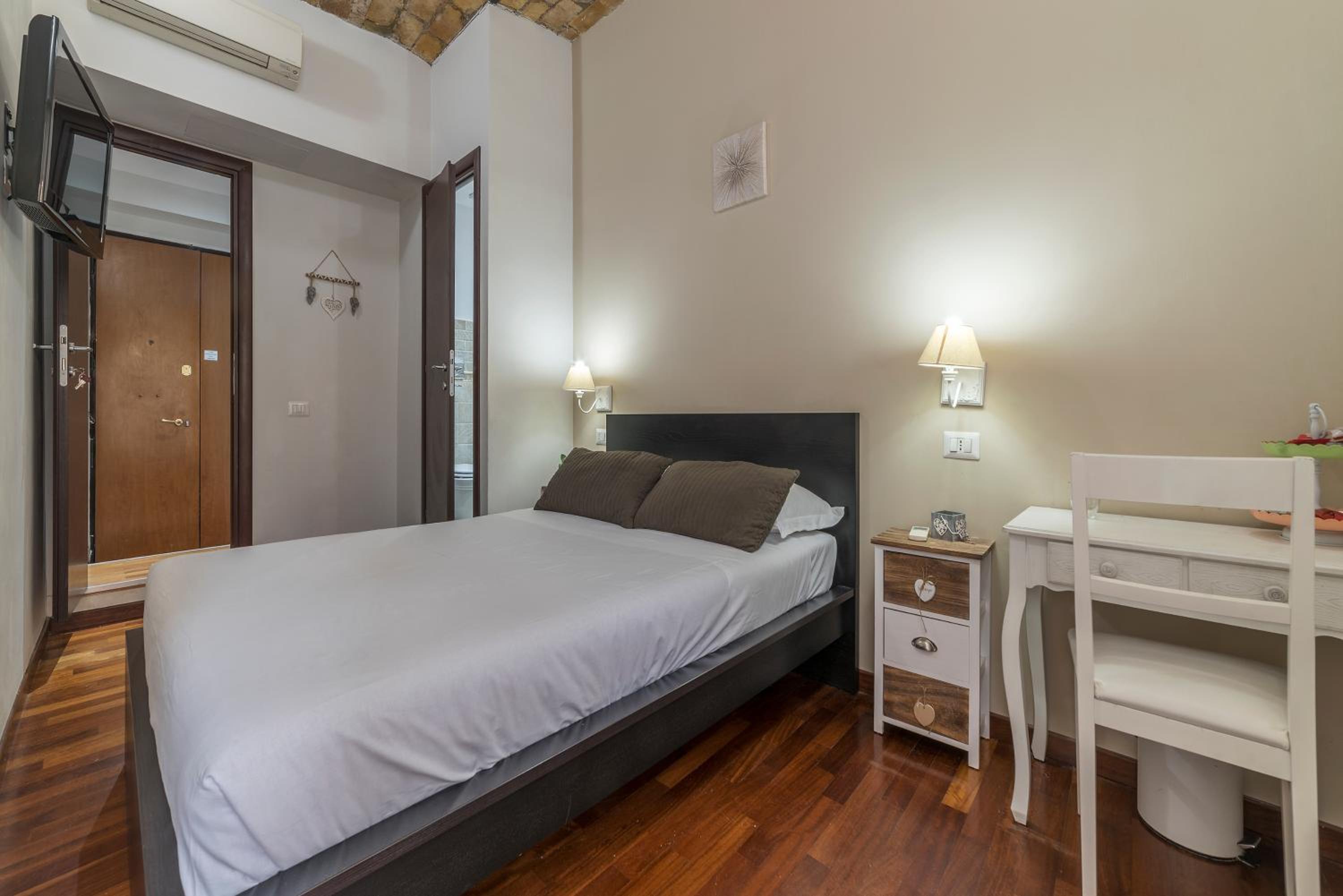 Economy Double Room photo 2