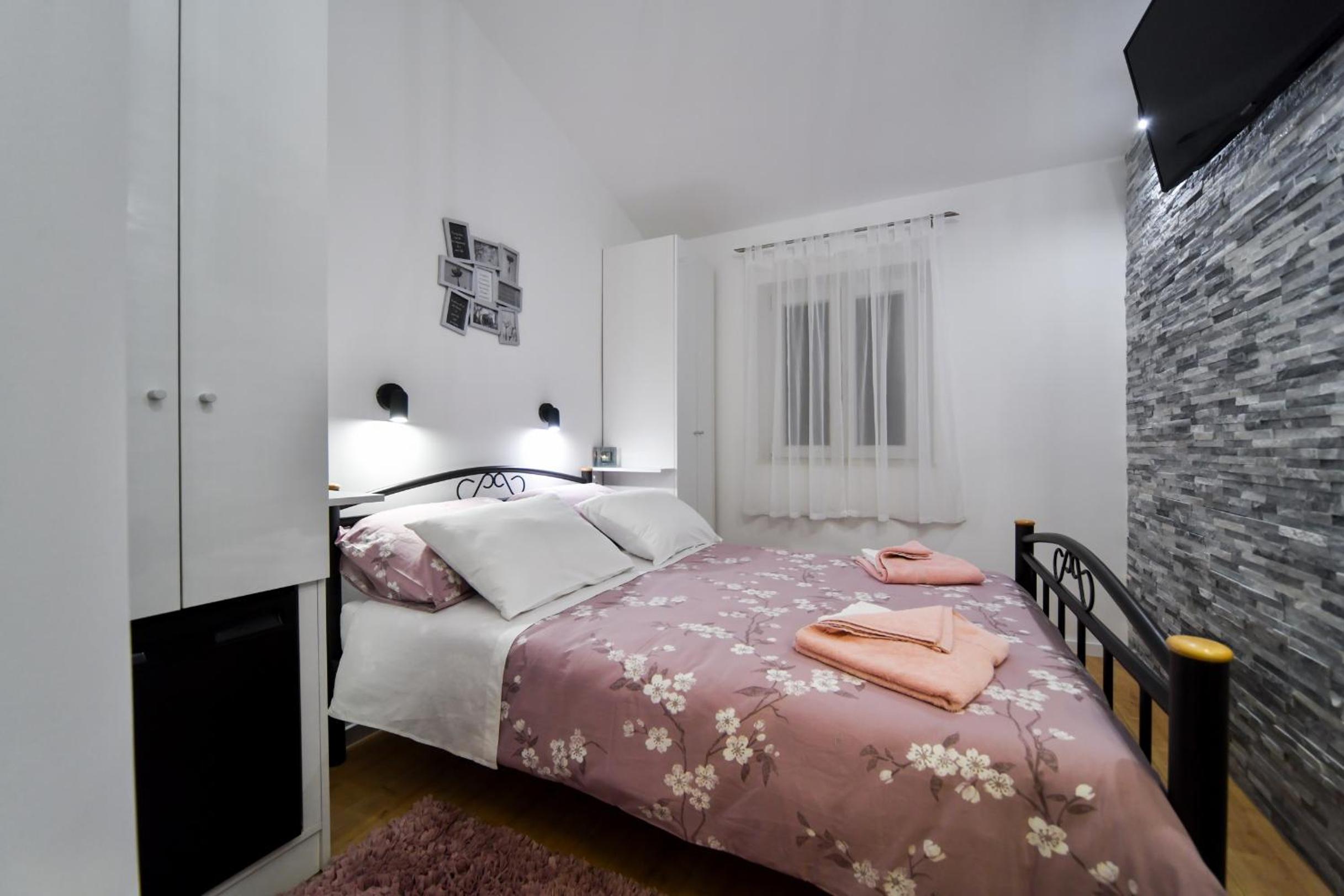 Double Room with Private Bathroom - Photo 9