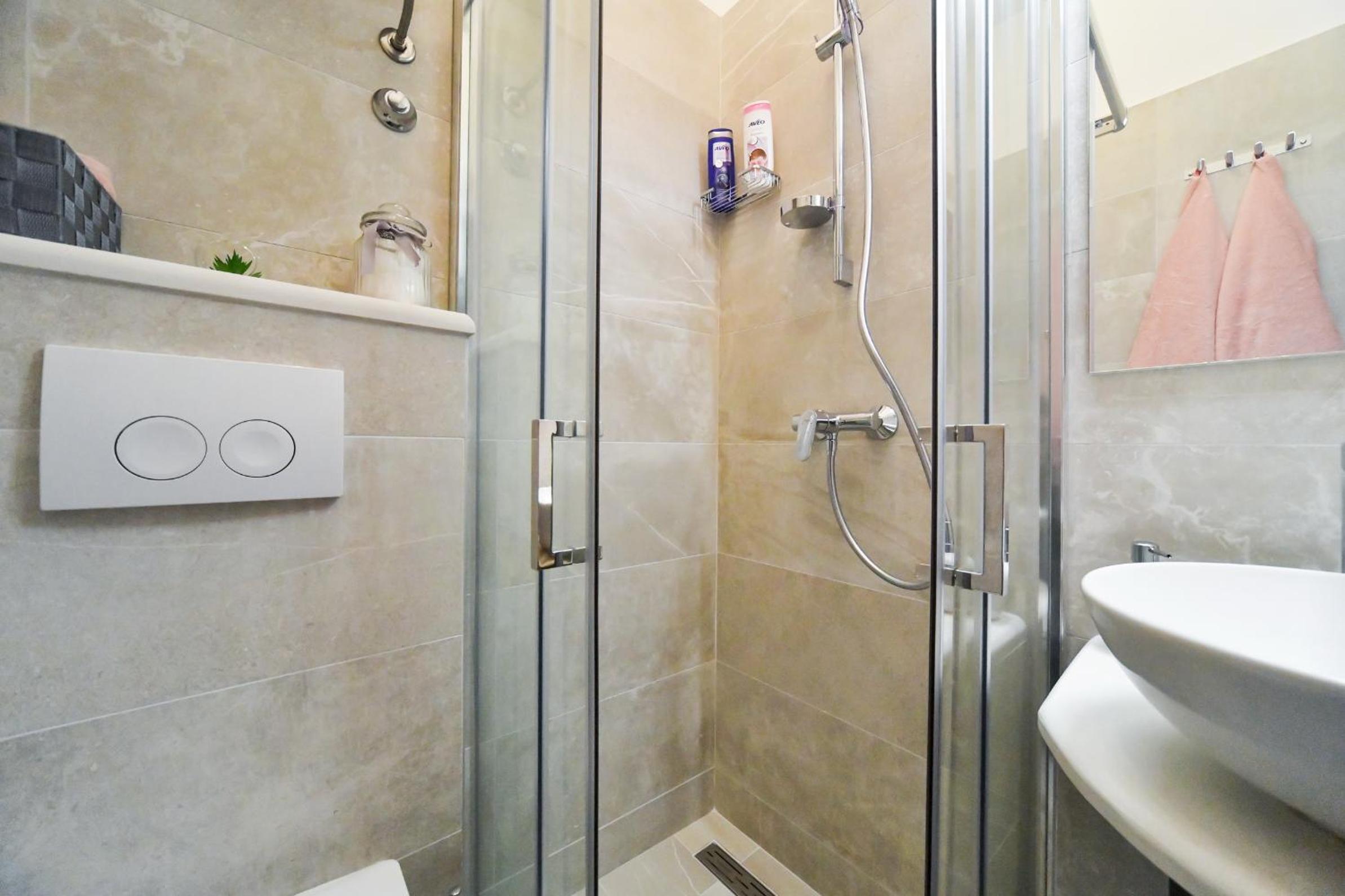 Double Room with Private Bathroom - Photo 5