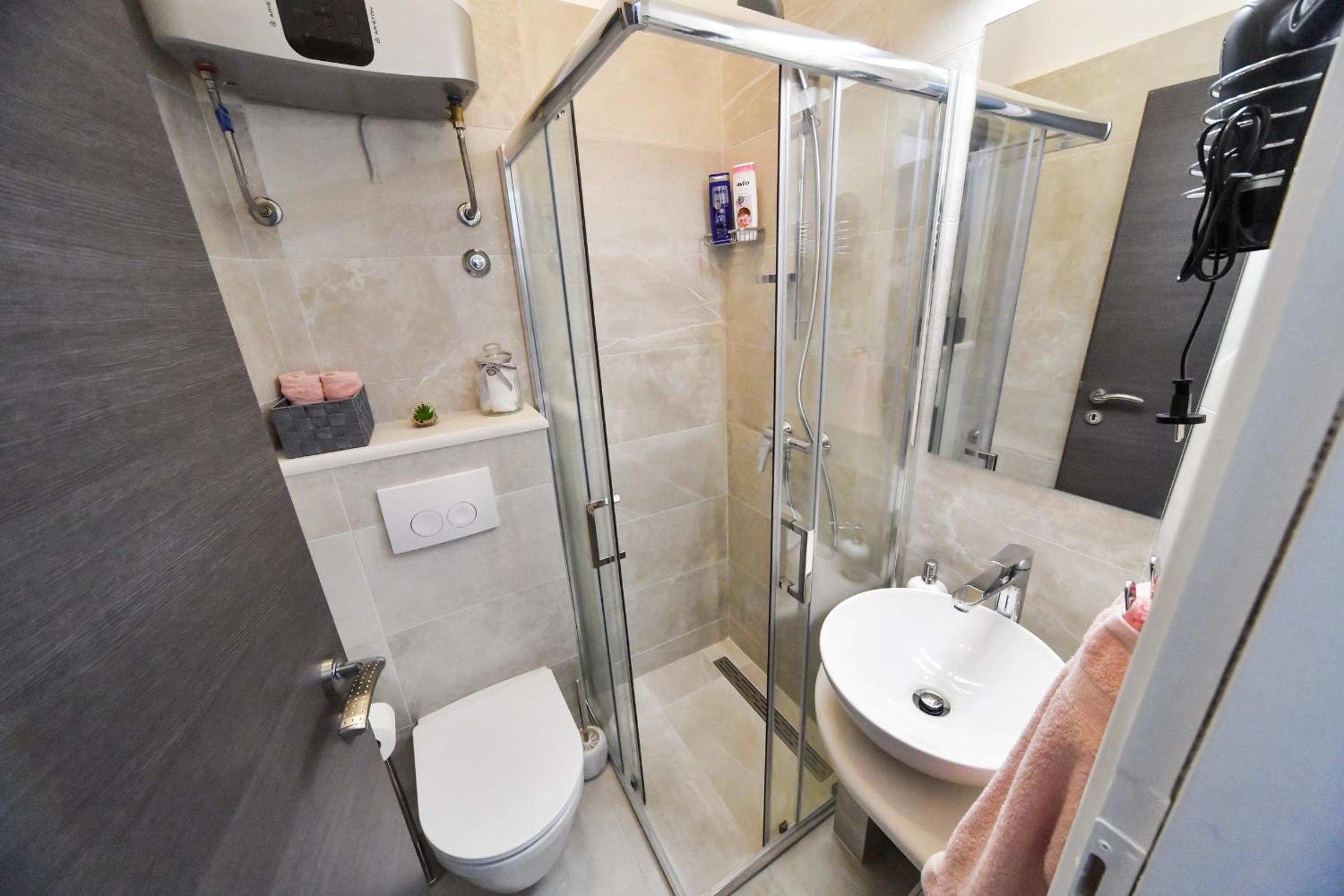 Double Room with Private Bathroom - Photo 6