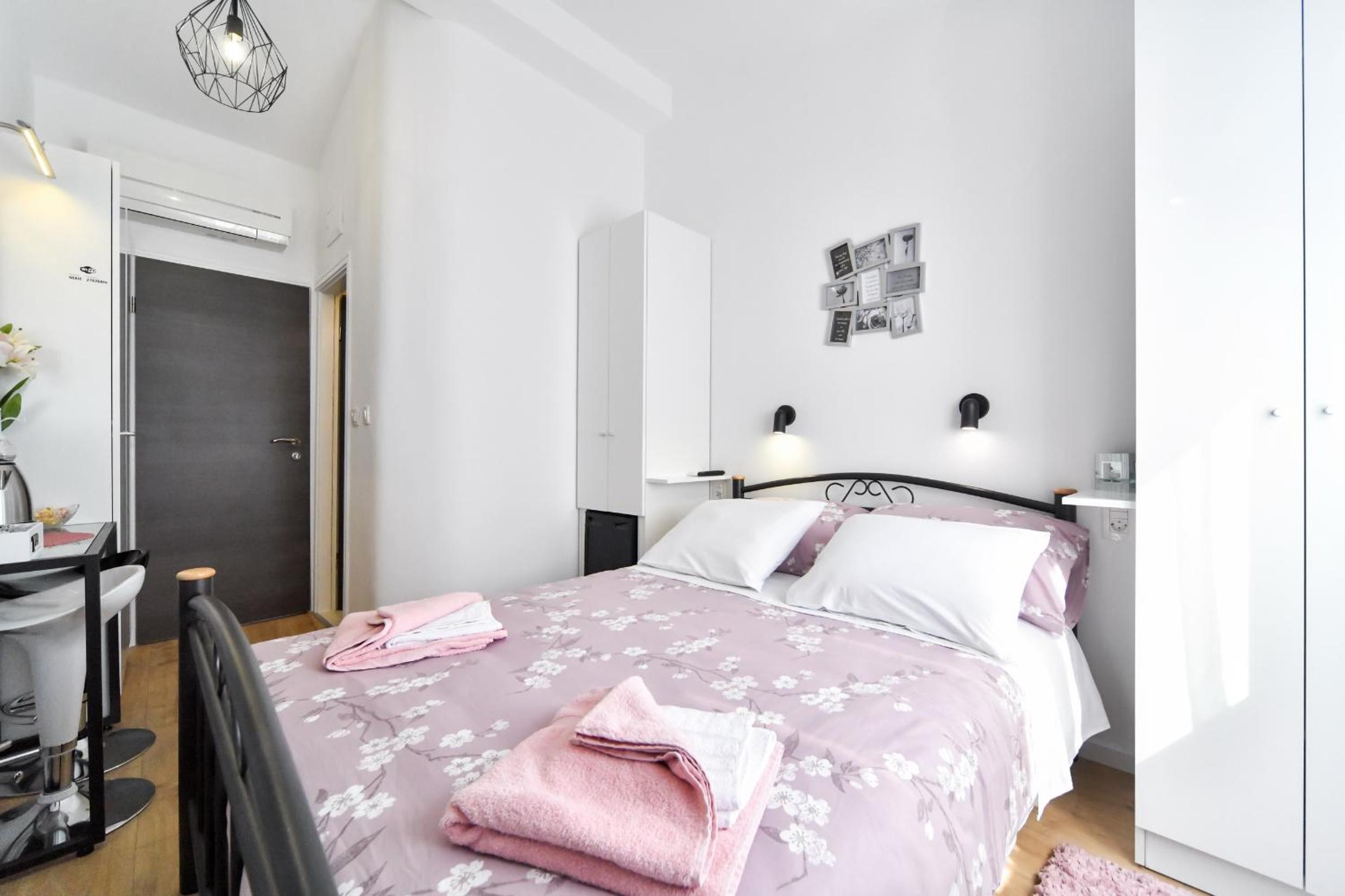 Double Room with Private Bathroom - Photo 7