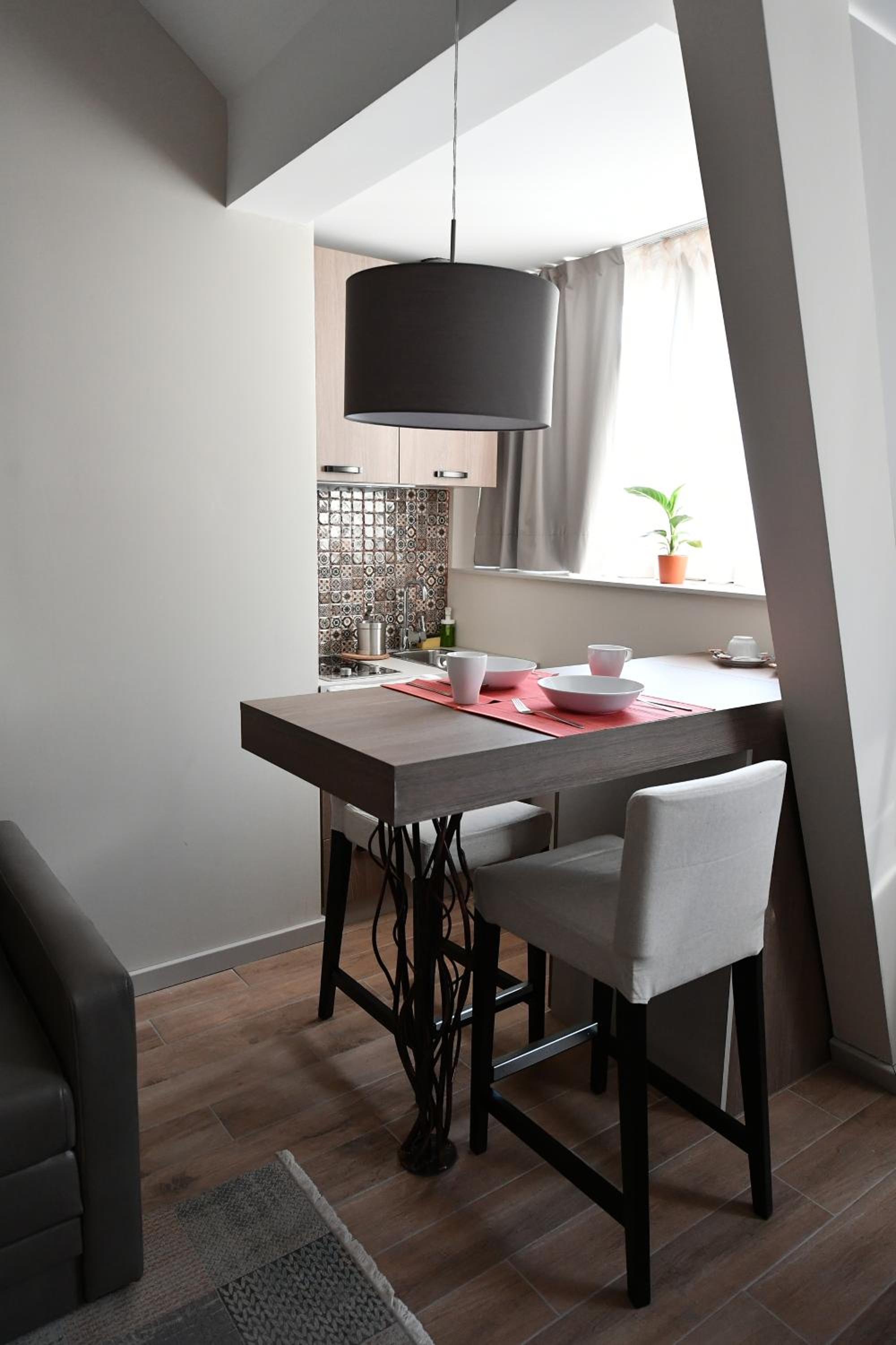 Deluxe Apartment with Free Parking - Photo 16