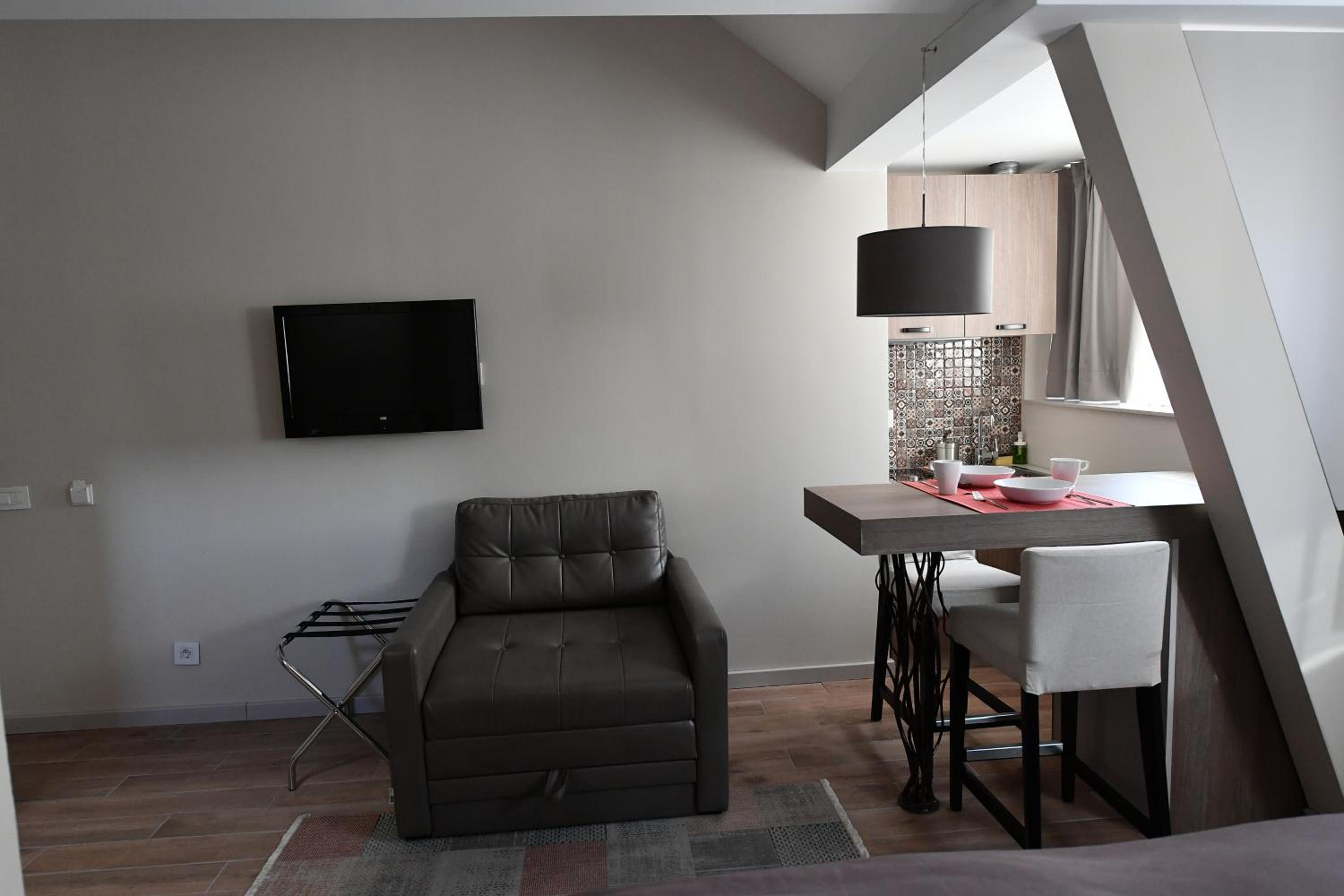 Deluxe Apartment with Free Parking - Photo 15