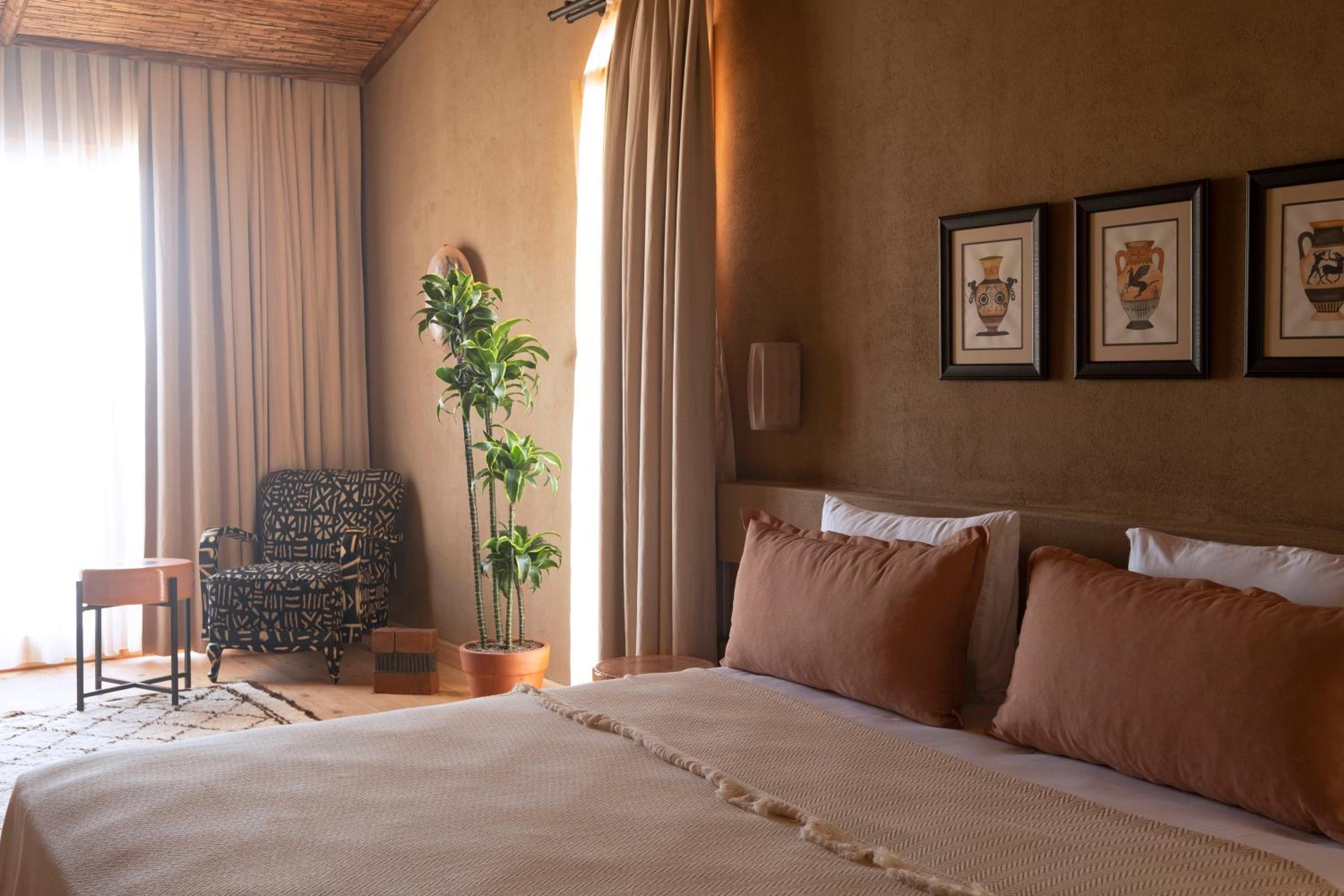 King Room with Balcony - Photo 2