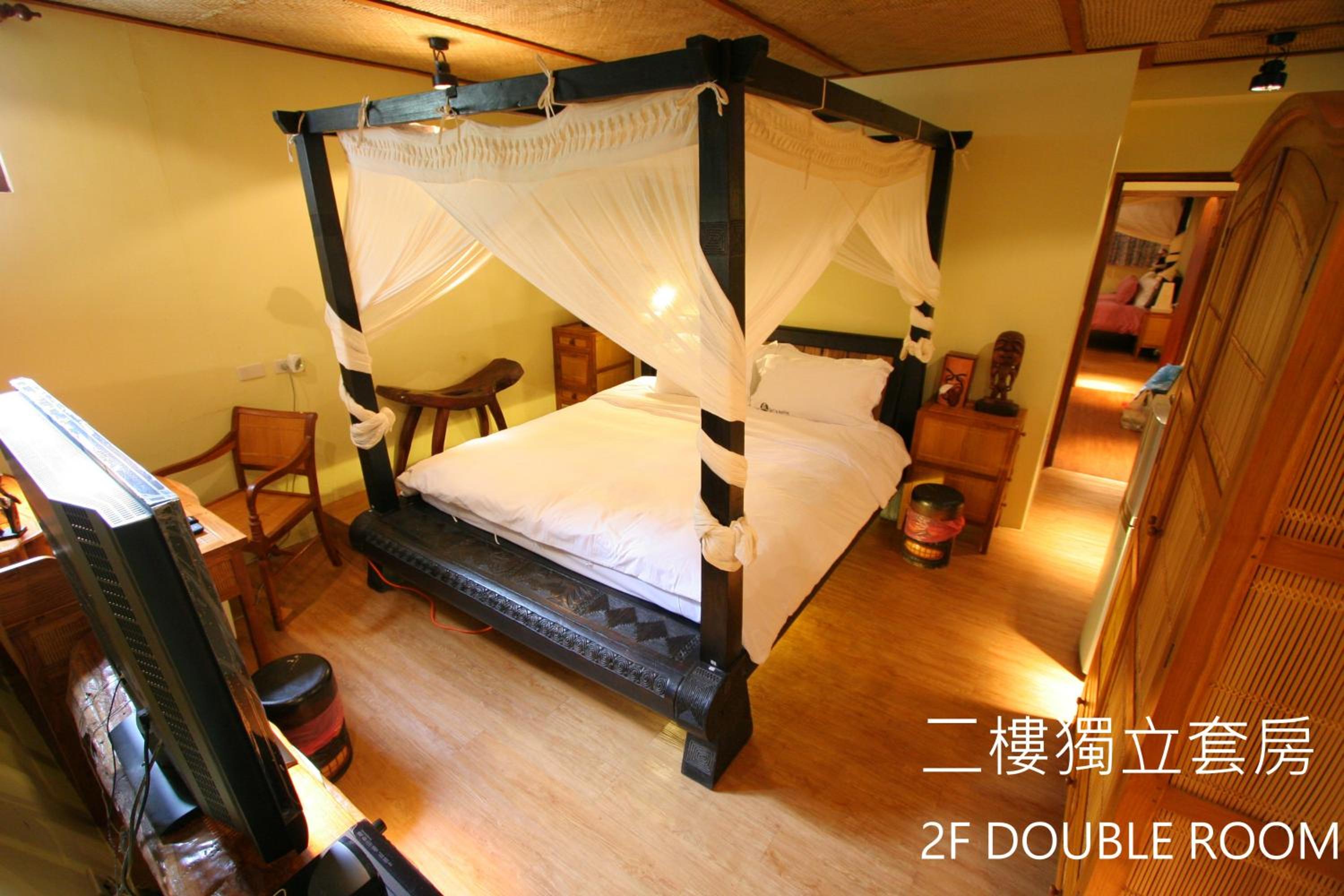 Two-Bedroom House with Private Garden photo 2