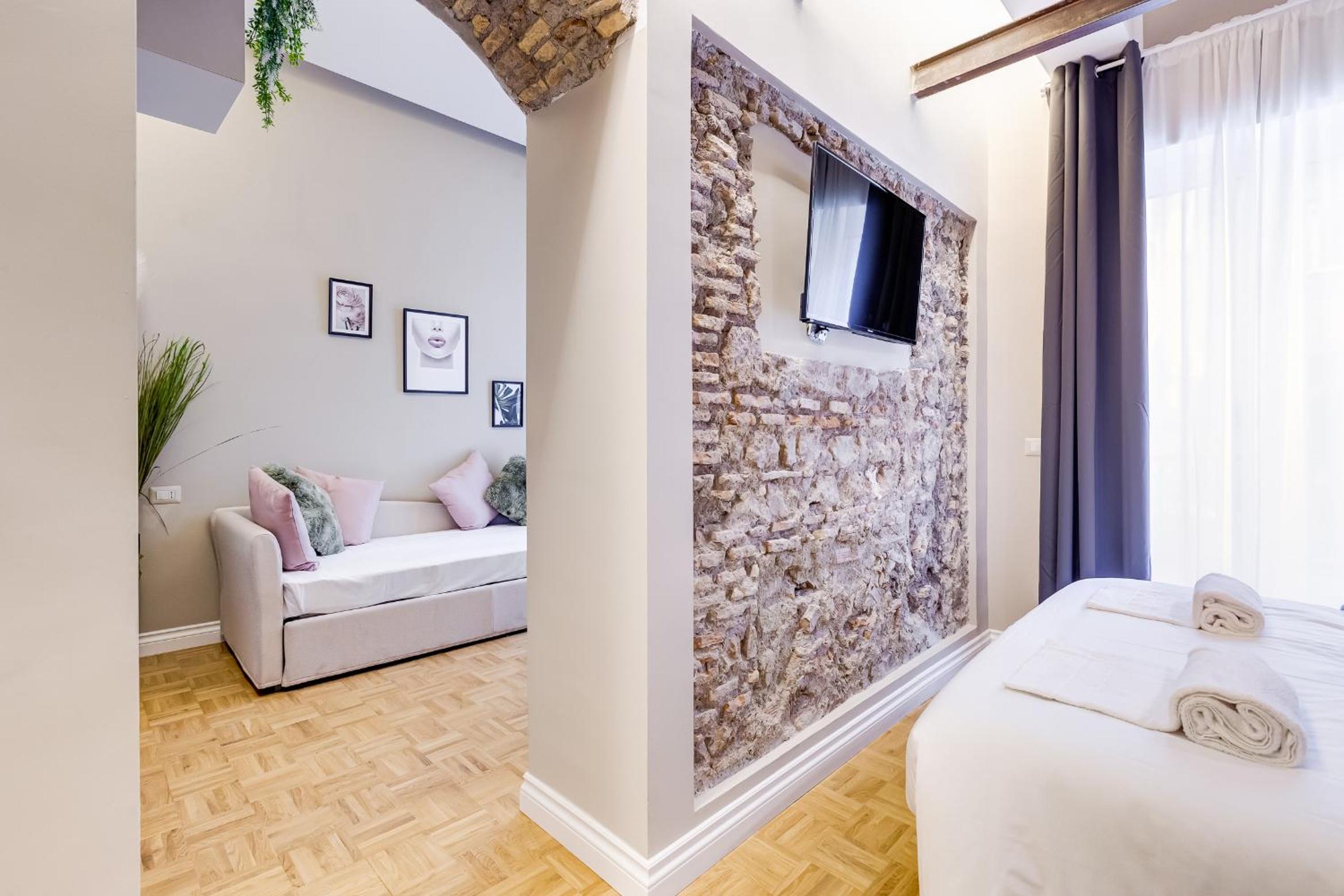 Double Room with Balcony (3 Adults) photo 2