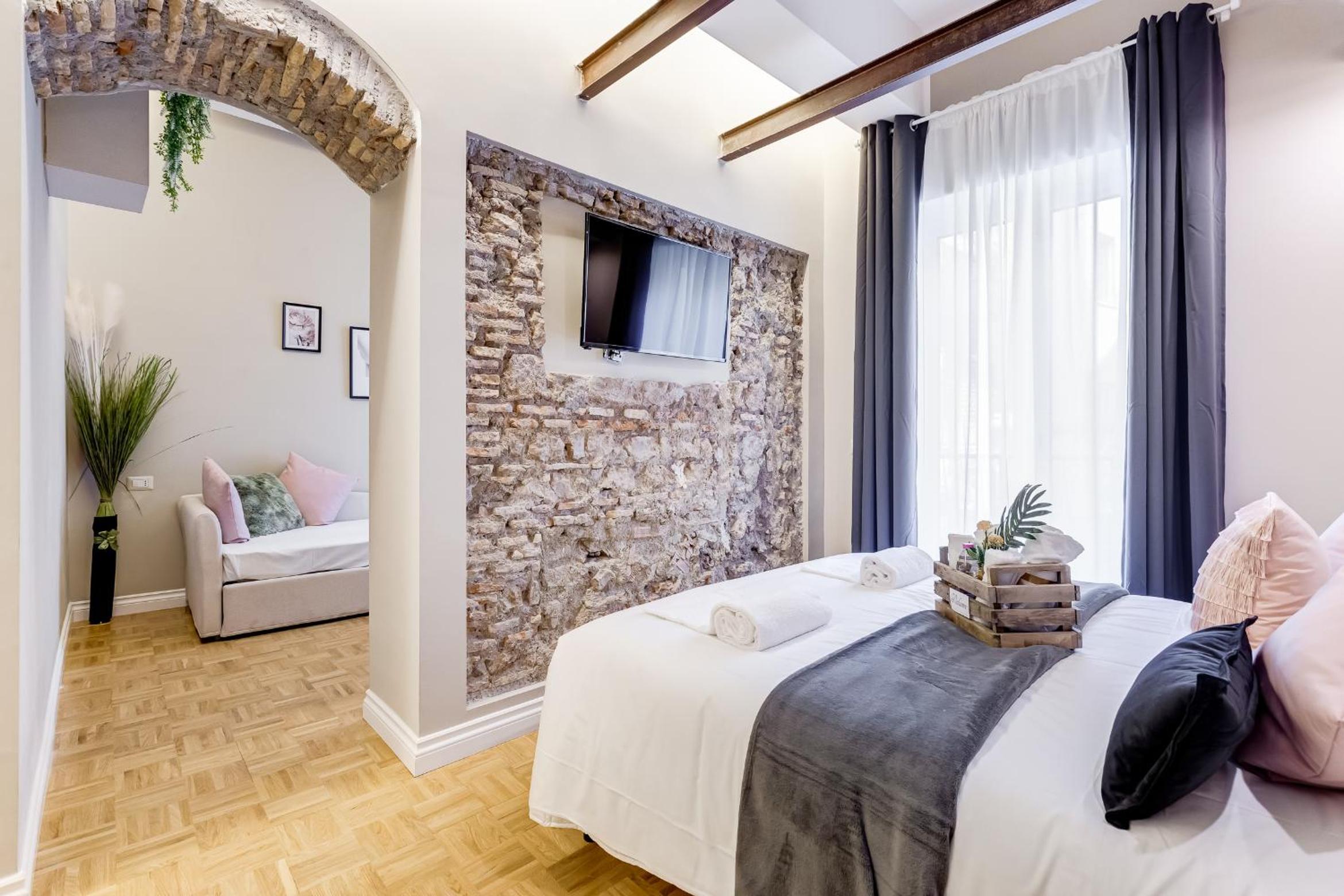 Double Room with Balcony (3 Adults) photo 3