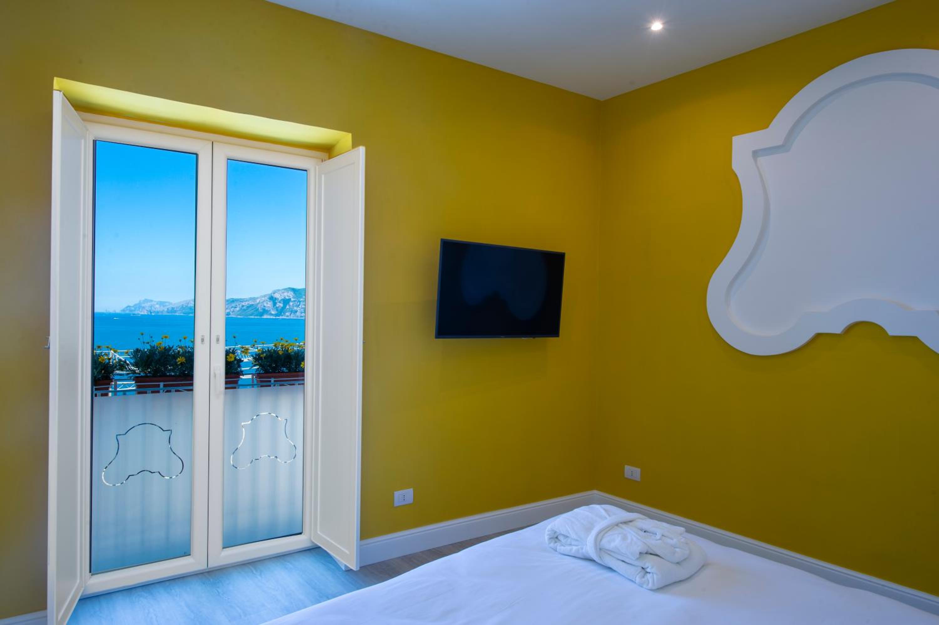 Apartment with Sea View - Photo 4