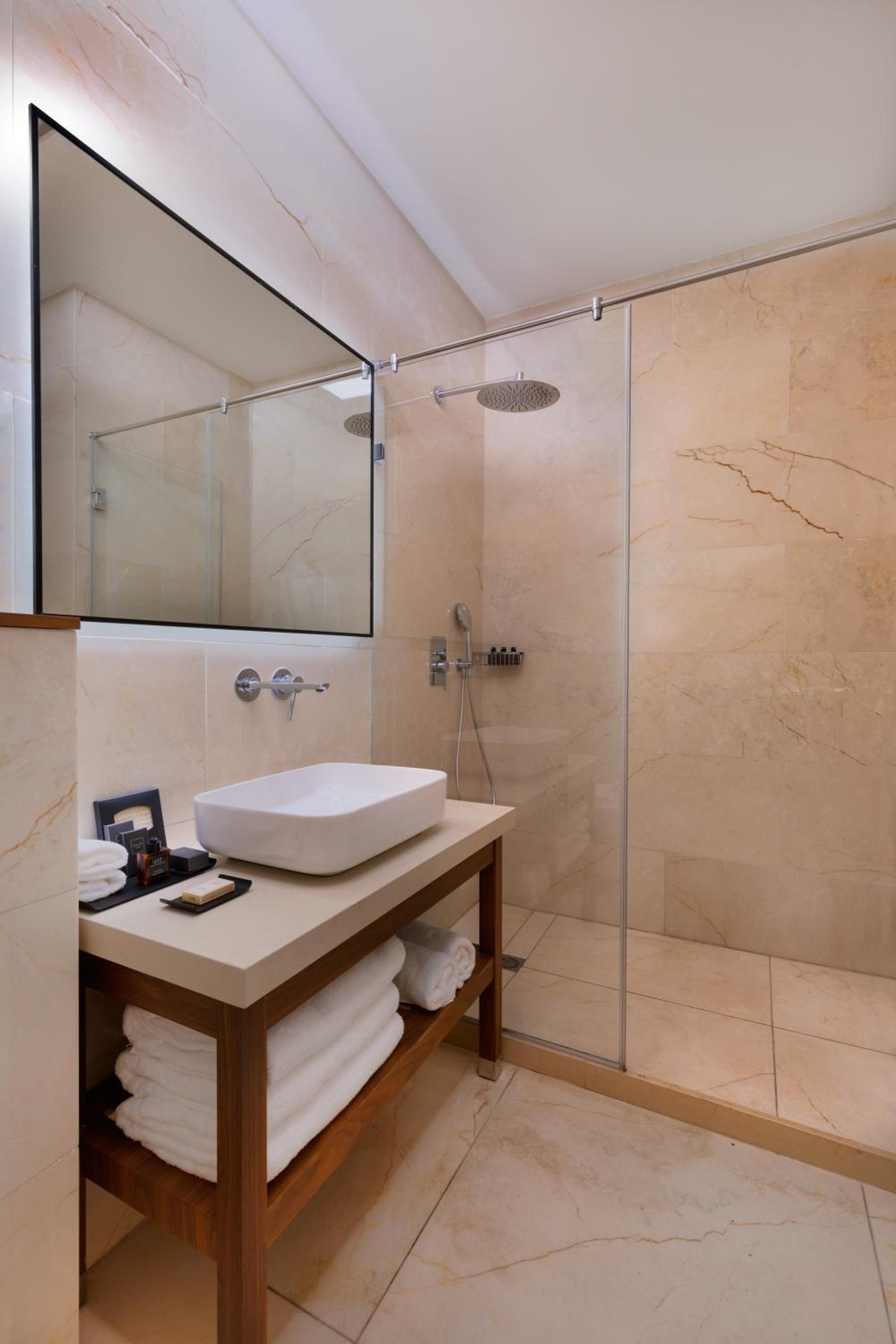 Superior Double Lobby View Room - Photo 4