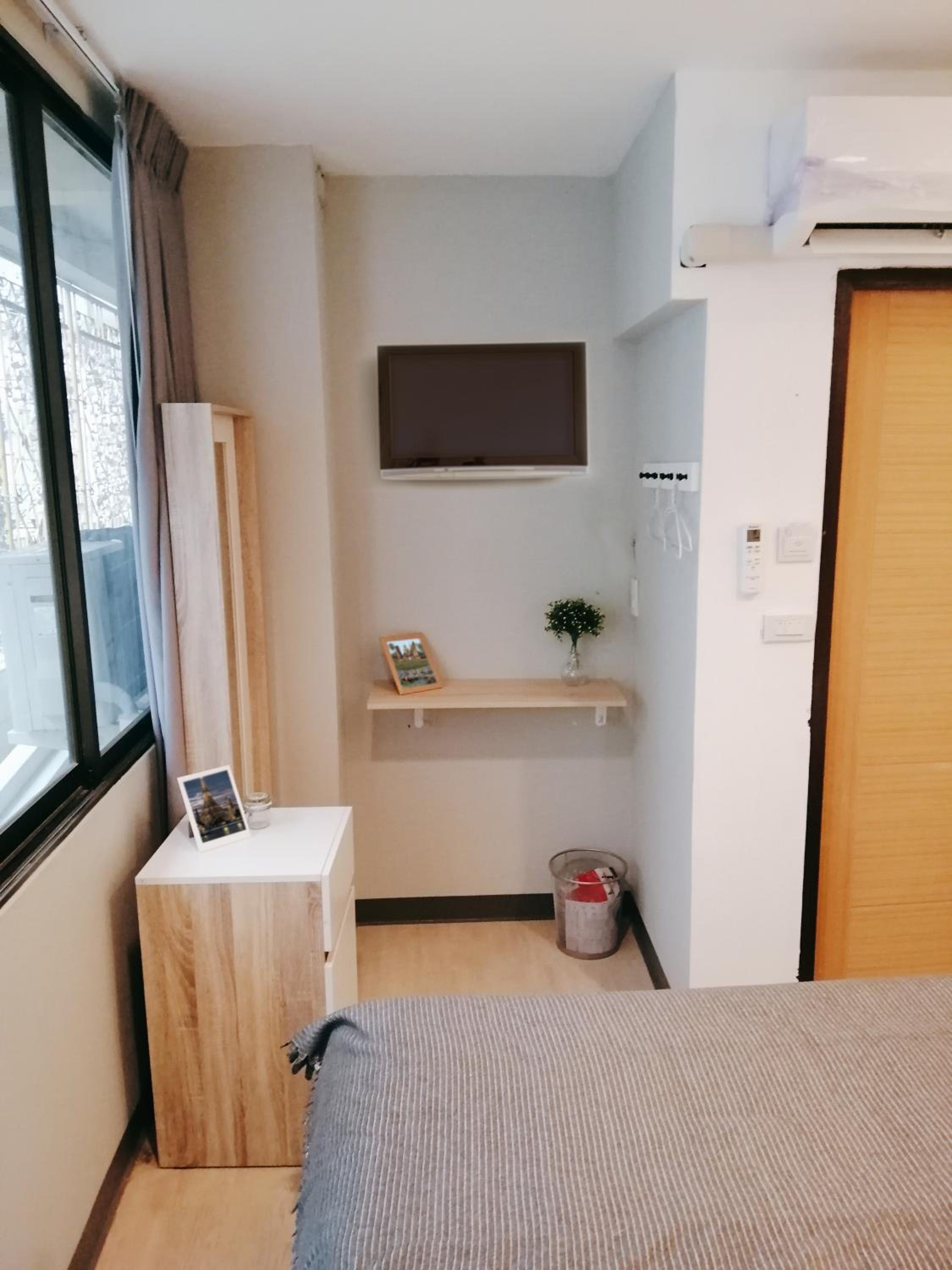 Deluxe Room with Shared Bathroom photo 1